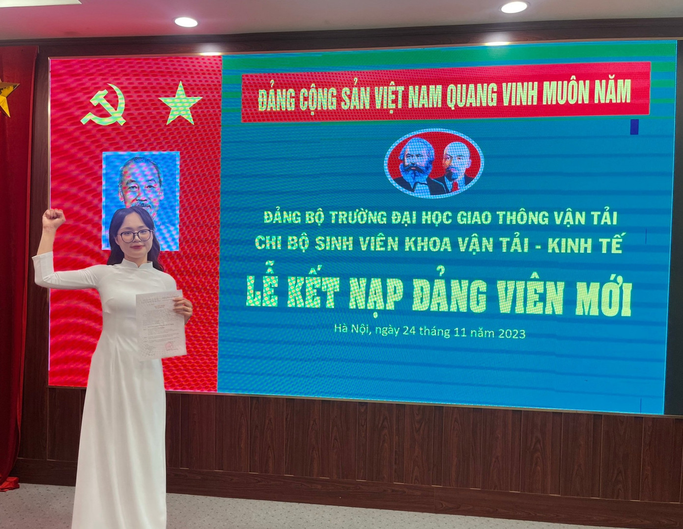 Phúc vinh dự khi được đứng trong hàng ngũ Đảng Cộng sản Việt Nam.