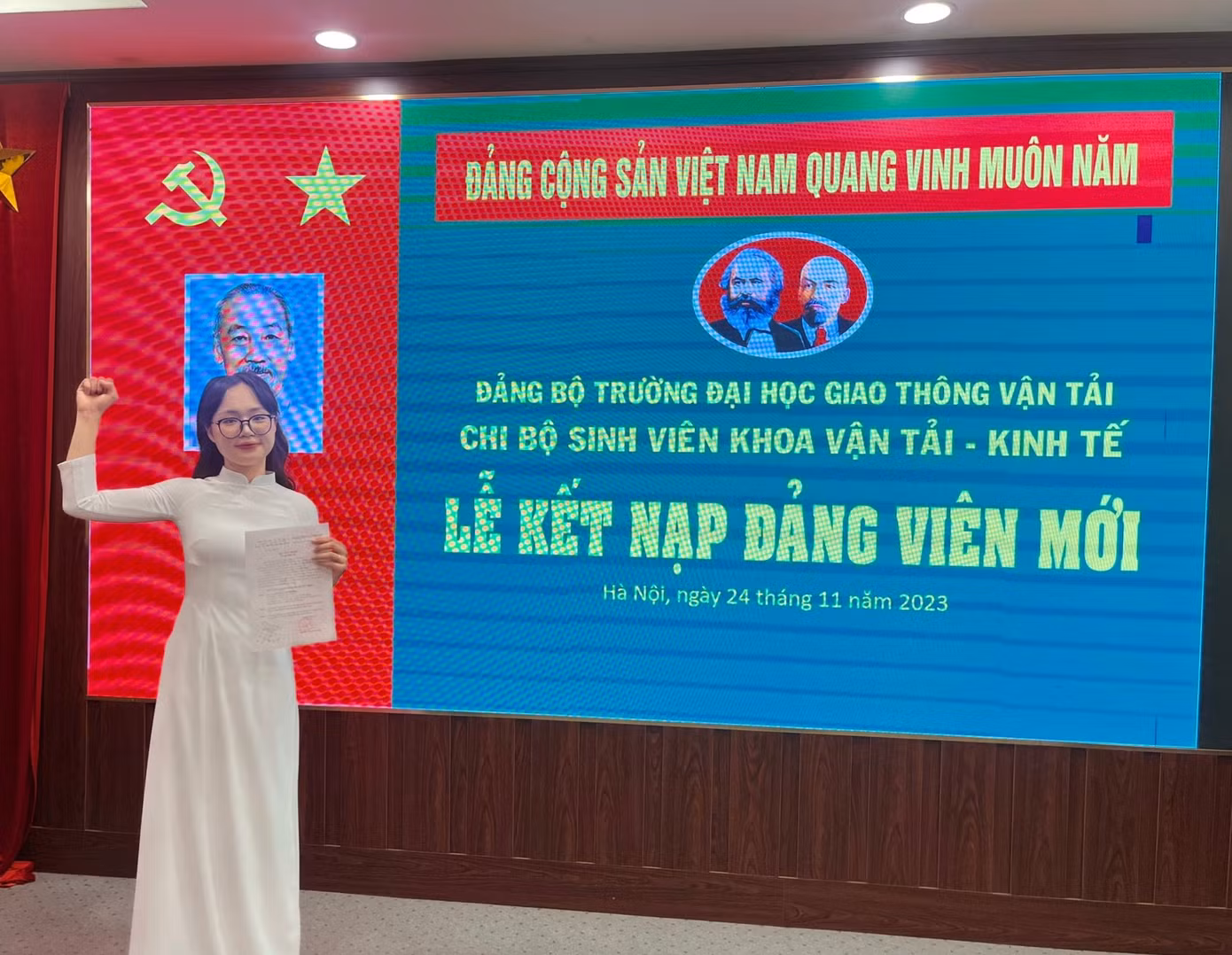 Phúc vinh dự khi được đứng trong hàng ngũ Đảng Cộng sản Việt Nam.