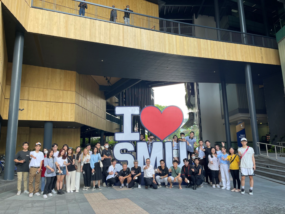 Với phương châm giáo dục đào tạo ra các công dân toàn cầu, sinh viên Trường Đại học Kinh tế - ĐHQGHN thường xuyên được đến thăm và học tập tại các trường đại học nổi tiếng trong các chương trình Study tour và trao đổi tín chỉ tại gần 60 quốc gia và các vùng lãnh thổ.