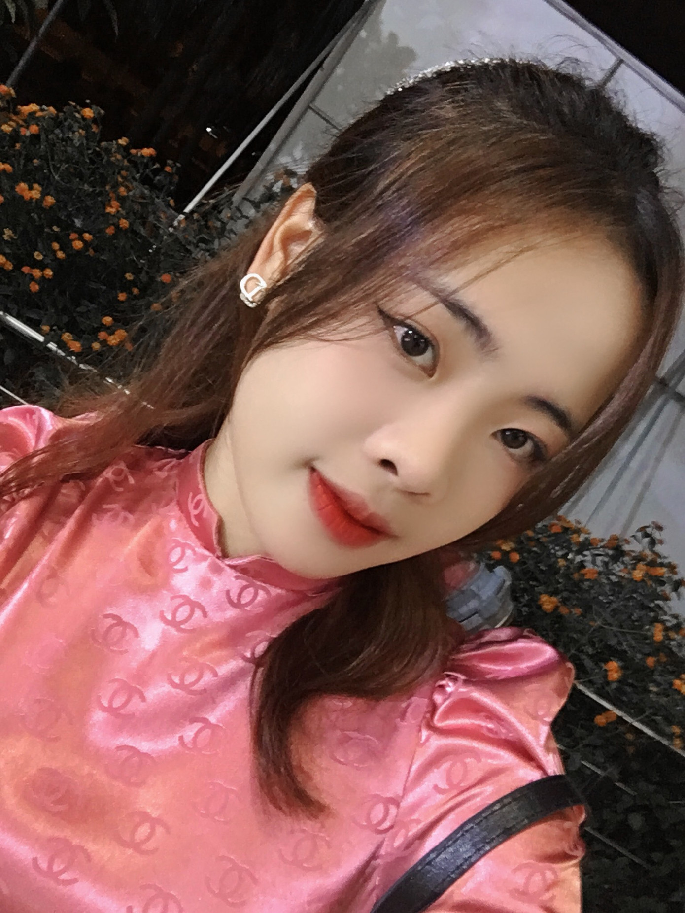 Từ một người sống nội tâm, Hương Giang dần trở nên mạnh dạn, năng động. Từ một người sống nội tâm, Hương Giang dần trở nên mạnh dạn, năng động.