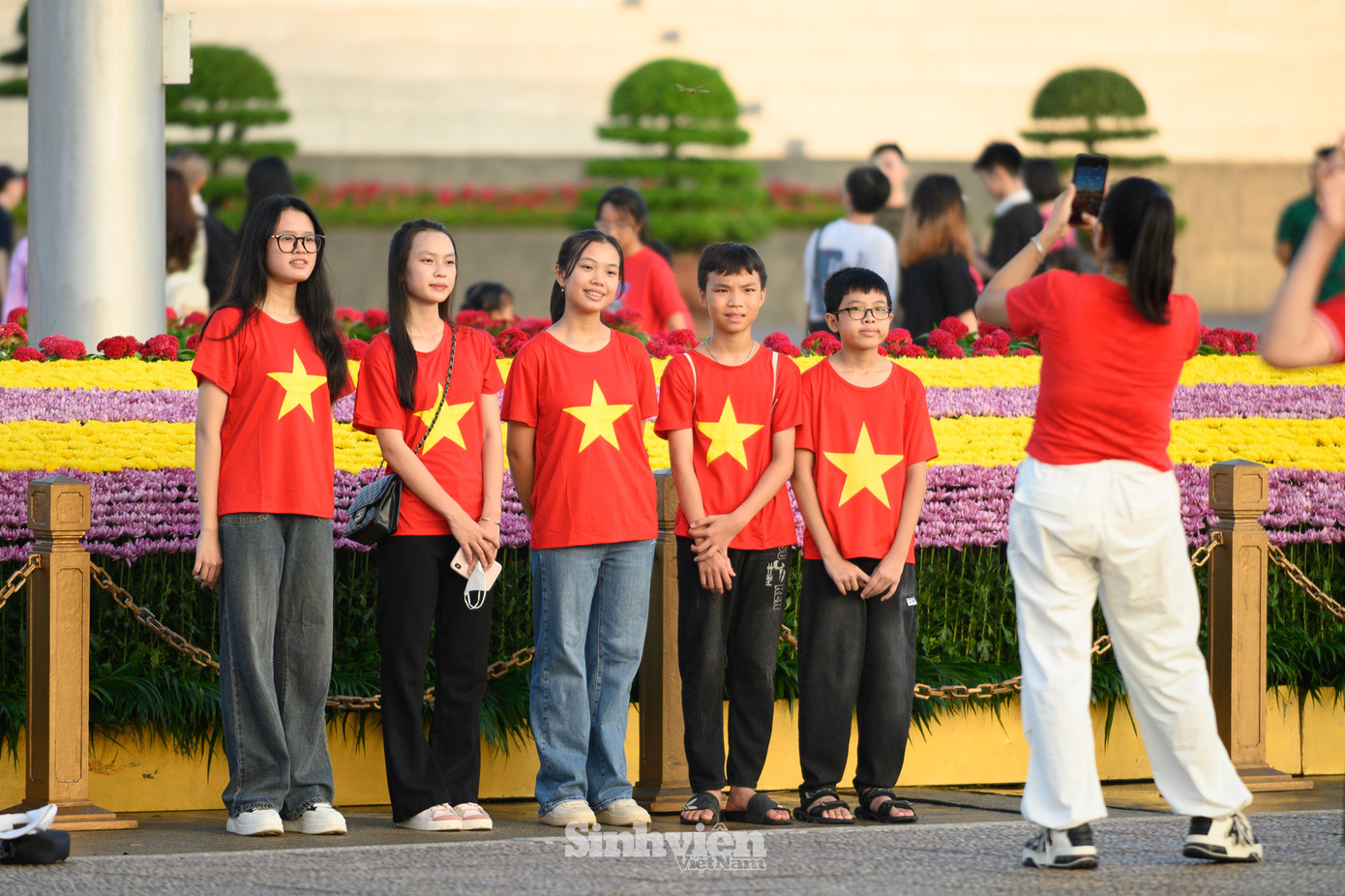 Niềm tự hào "Máu đỏ da vàng" được thể hiện qua những chiếc áo mang dáng hình Quốc kỳ.