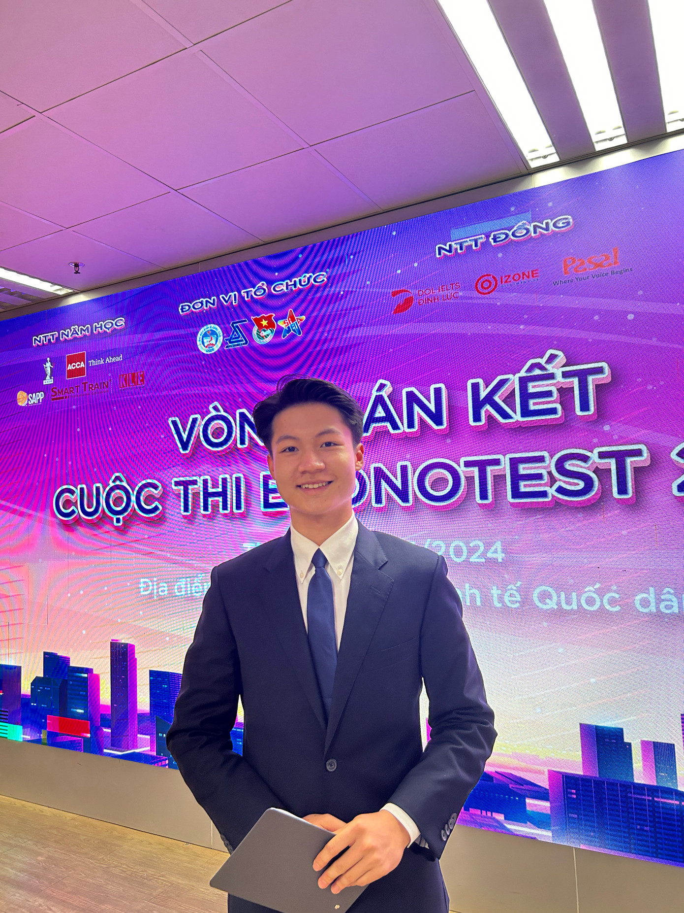 Hoàng Nhật Quang, sinh năm 2005, hiện là sinh viên lớp Công nghệ - Tài chính 65A, Đại học Kinh tế Quốc dân. Hoàng Nhật Quang, sinh năm 2005, hiện là sinh viên lớp Công nghệ - Tài chính 65A, Đại học Kinh tế Quốc dân.