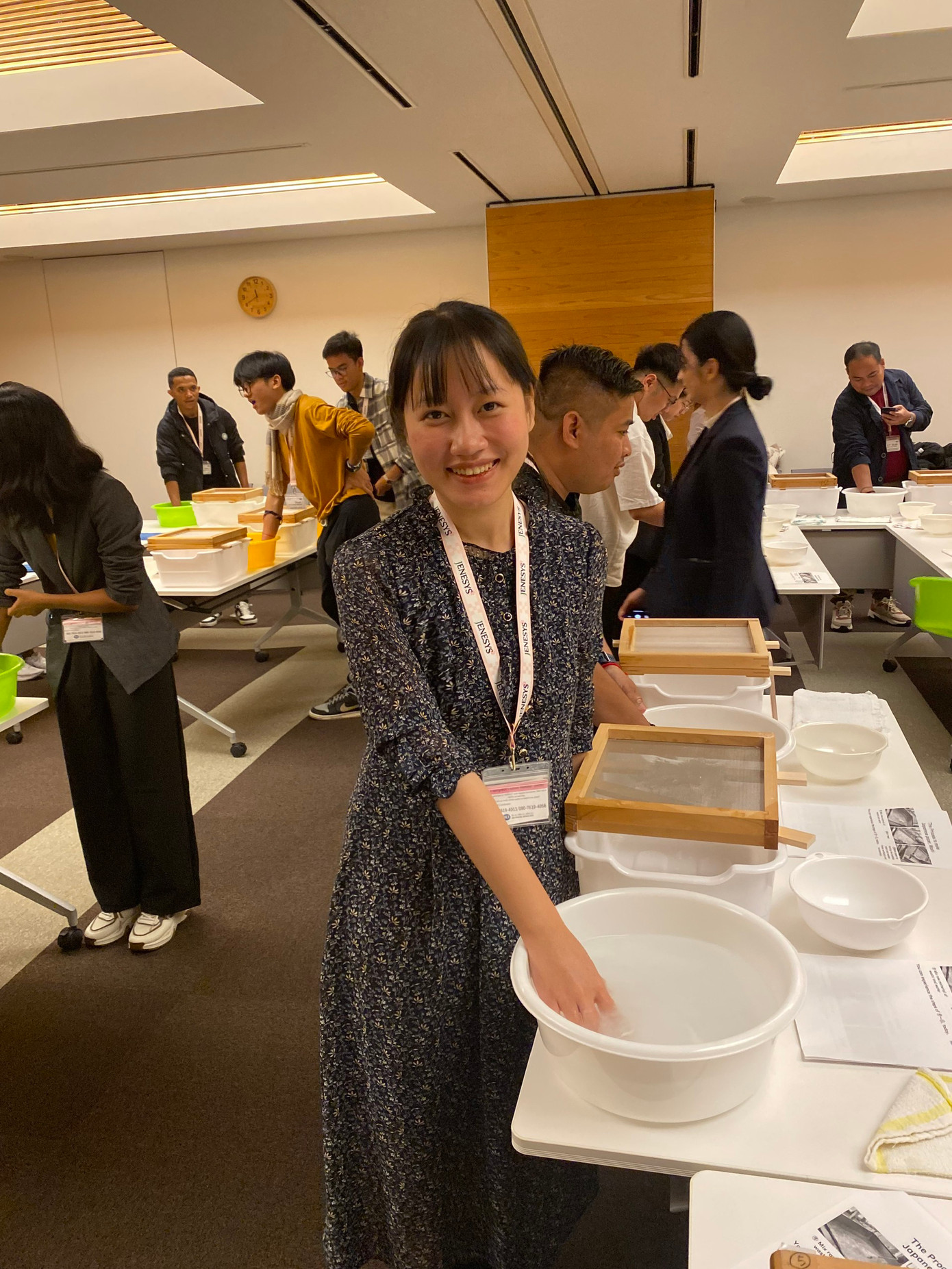 Bảo Ngọc trải nghiệm làm giấy truyền thống Nhật Bản.