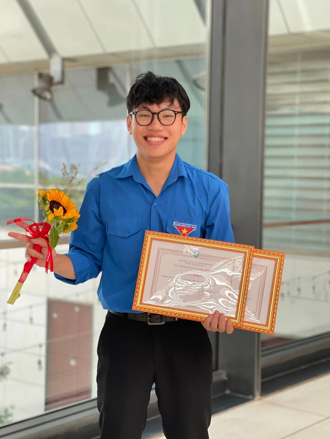 Huy Hoàng vinh dự nhận khen thưởng Sinh viên có thành tích xuất sắc trong công tác Đoàn - Hội.