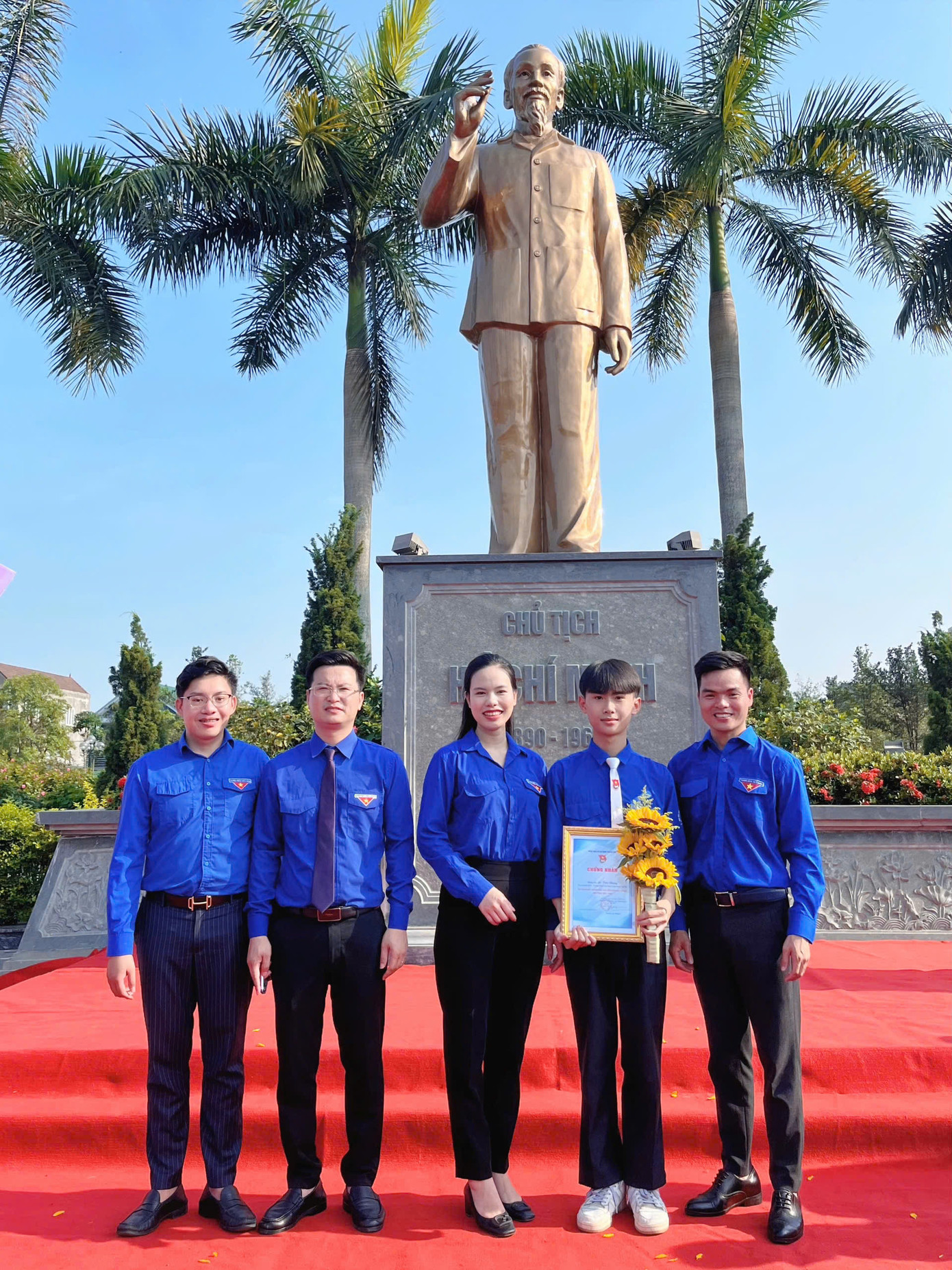 Tiến Chung vinh dự nhận Danh hiệu "Thanh niên tiên tiến làm theo lời Bác giai đoạn 2021-2023". Tiến Chung vinh dự nhận Danh hiệu "Thanh niên tiên tiến làm theo lời Bác giai đoạn 2021-2023".