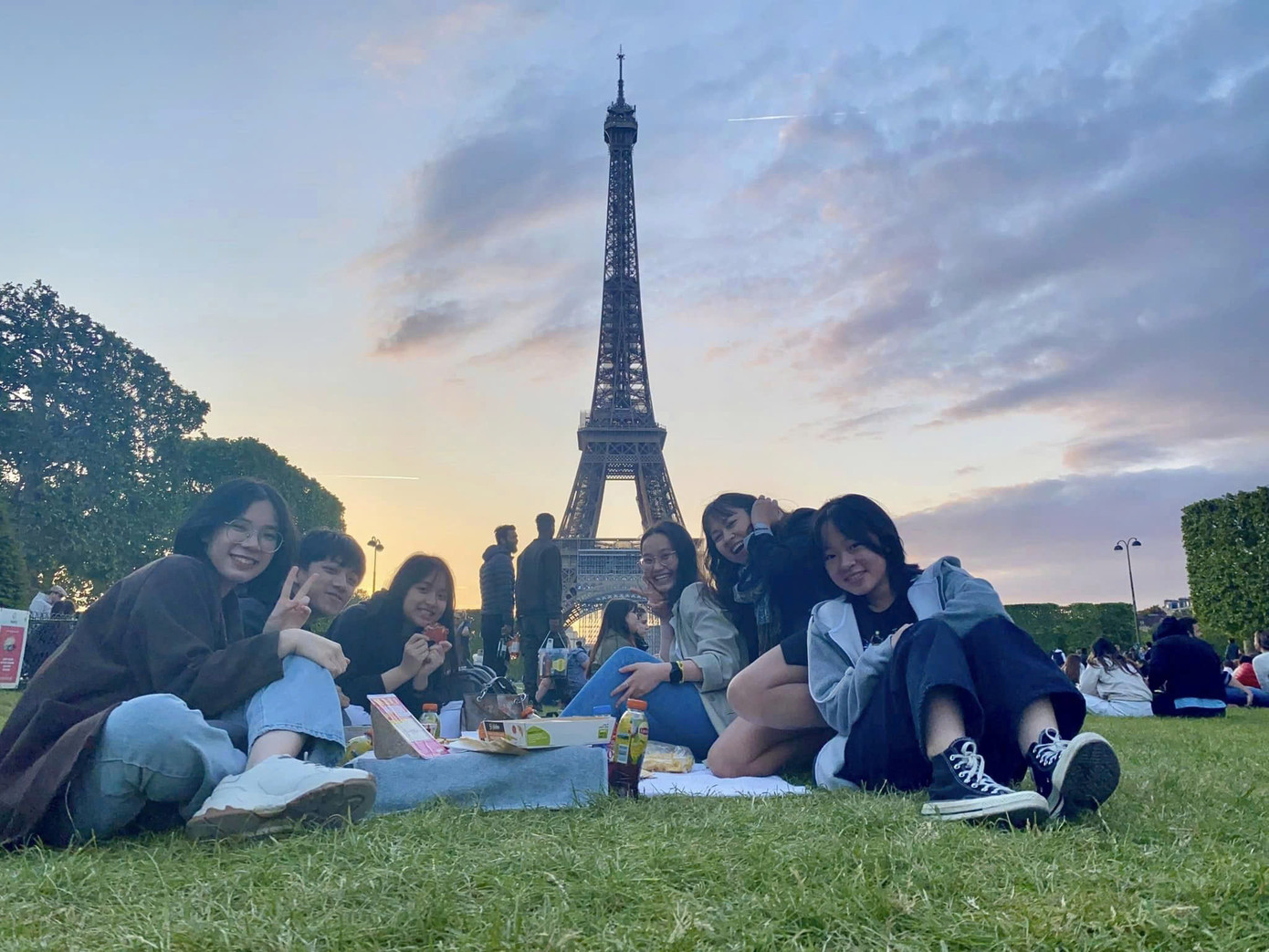 Âm nhạc không chỉ là niềm đam mê cá nhân mà còn là cầu nối giúp Gia Quang kết nối với mọi người. Âm nhạc không chỉ là niềm đam mê cá nhân mà còn là cầu nối giúp Gia Quang kết nối với mọi người.