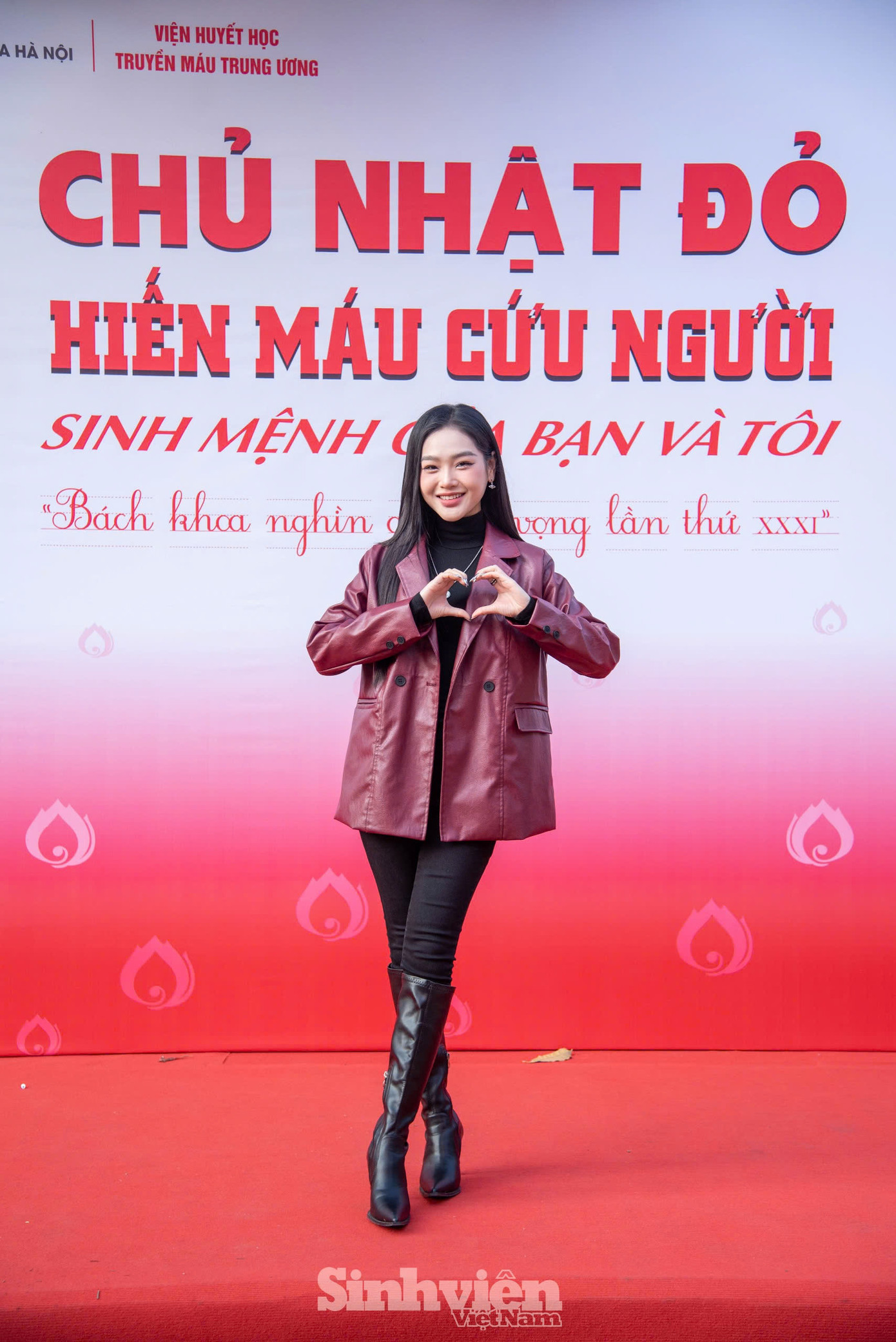 Gương mặt quen thuộc trong các bộ phim giờ vàng của VTV - diễn viên Cù Thị Trà đồng hành “Chủ Nhật Đỏ” lần thứ 17 - năm 2025. Nữ diễn viên sinh năm 1999 là cựu sinh viên ngành Kế toán tại Đại học Kinh tế Quốc dân.