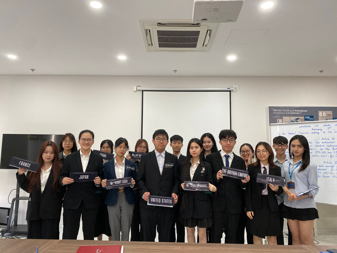 Ảnh làm bài tập nhóm tại Học viện Ngoại giao.