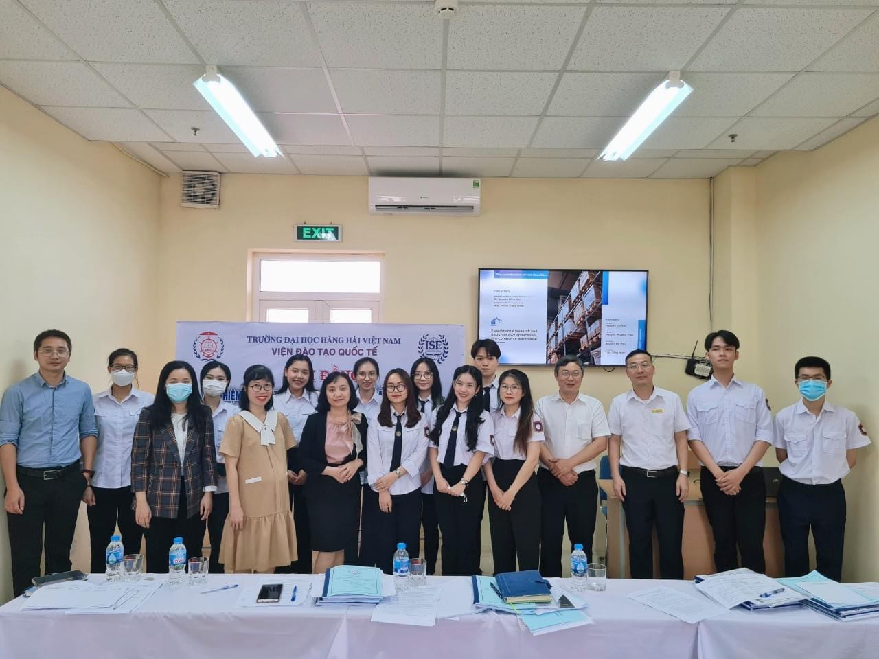 Mỹ Phương cùng các bạn sinh viên trong nhóm đạt Giải Nhì Nghiên cứu khoa học sinh viên năm học 2022-2023. Mỹ Phương cùng các bạn sinh viên trong nhóm đạt Giải Nhì Nghiên cứu khoa học sinh viên năm học 2022-2023.