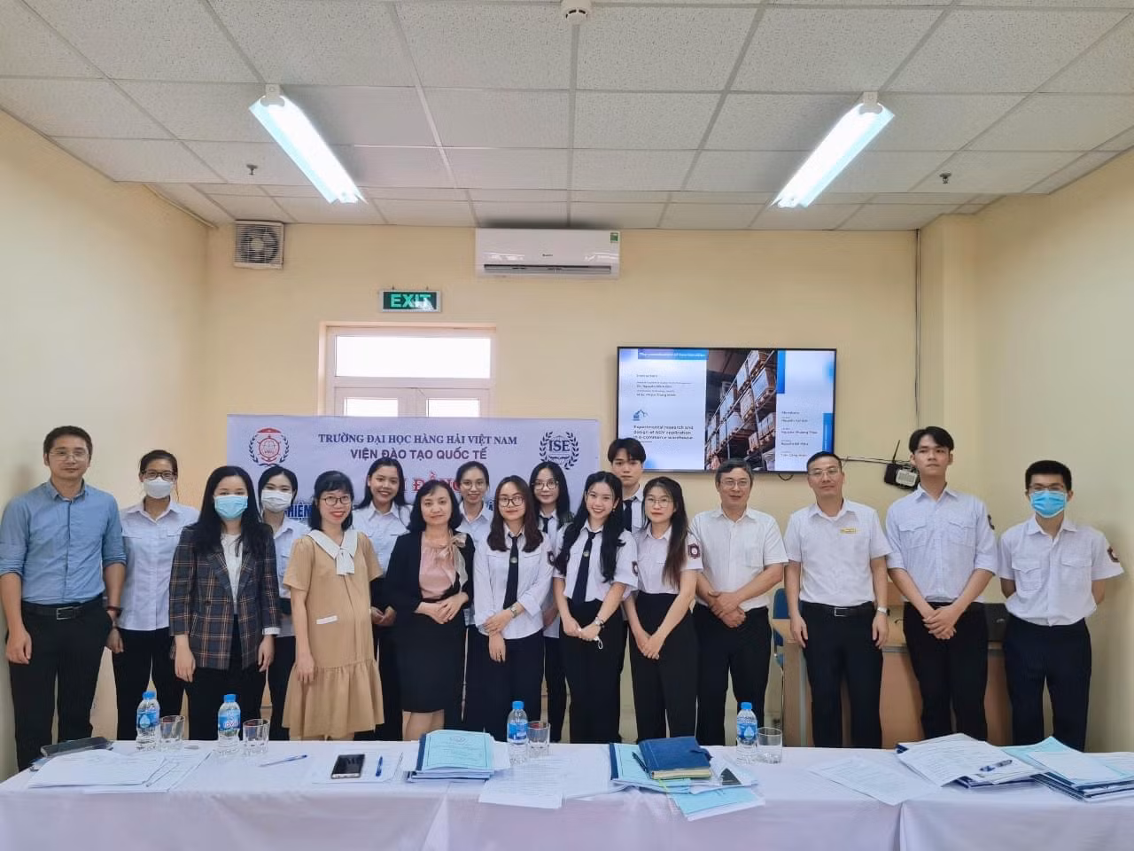 Mỹ Phương cùng các bạn sinh viên trong nhóm đạt Giải Nhì Nghiên cứu khoa học sinh viên năm học 2022-2023.