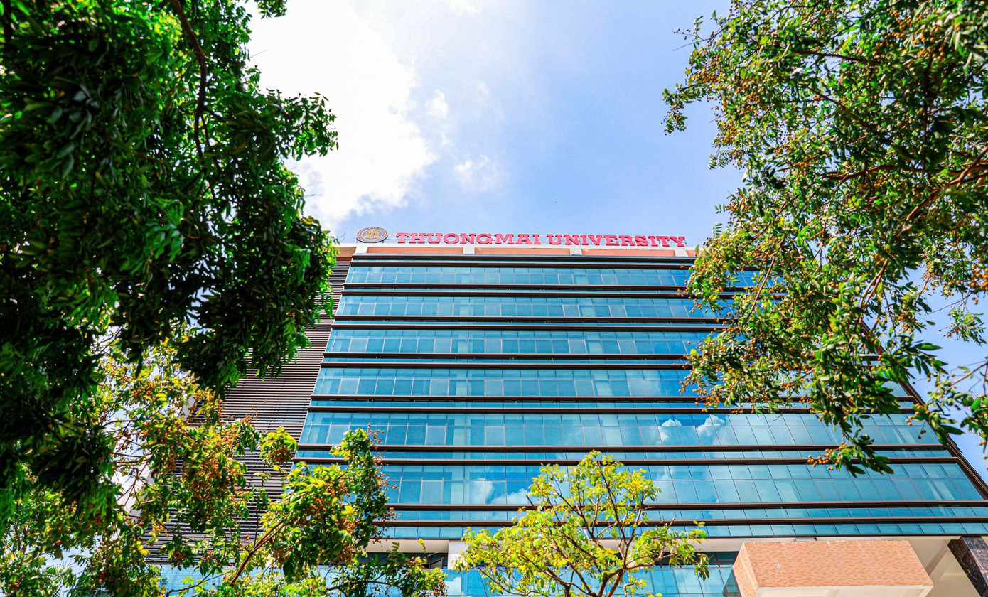 Giữa lòng thành phố, Trường Đại học Thương mại trở nên xanh mát với những hàng cây, hoa lá rực rỡ.