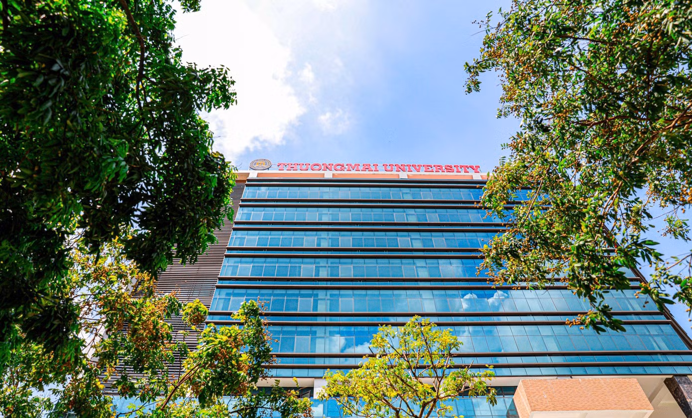 Giữa lòng thành phố, Trường Đại học Thương mại trở nên xanh mát với những hàng cây, hoa lá rực rỡ.