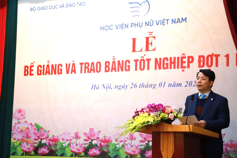 PGS.TS. Trần Quang Tiến – Bí thư Đảng ủy, Giám đốc Học viện gửi lời chúc mừng tới các tân cử nhân, tân thạc sĩ.