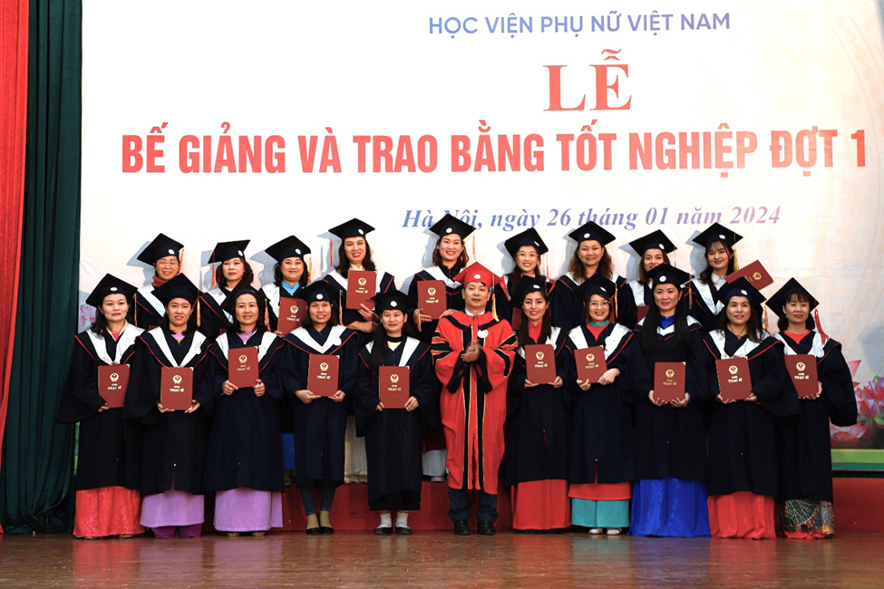 PGS.TS. Trần Quang Tiến trao bằng Thạc sĩ cho các học viên Cao học.