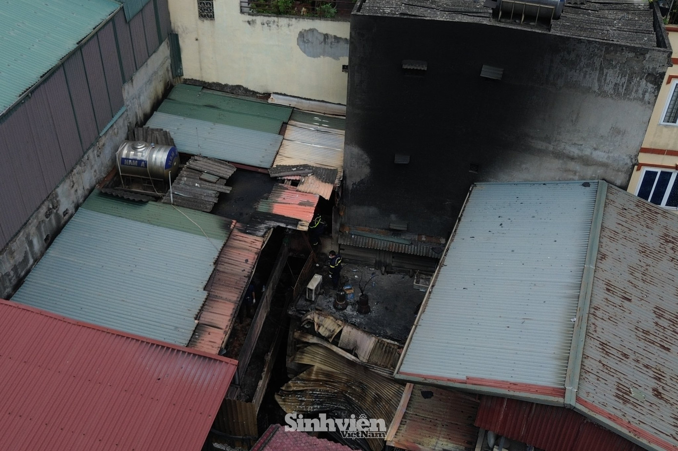 Tàn tích vụ cháy nhìn từ trên cao. Căn nhà nằm trong ngõ hẹp, xe cứu hoả không thể trực tiếp tiếp cận hiện trường.
