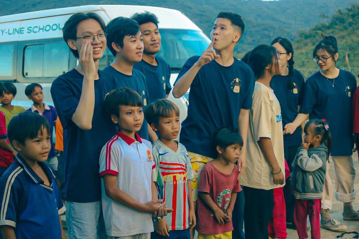 Tuấn Khang cùng các bạn học sinh tham gia hoạt động tình nguyện.