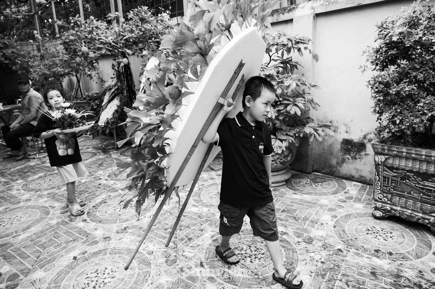 Hiệu trưởng Trường Đại học Phương Đông, PGS.TS Bùi Thiện Dụ đã gửi thư chia buồn gửi tới gia đình. Trong thư ông viết: "Ban Giám hiệu Trường Đại học Phương Đông vô cùng thương tiếc khi hay tin sinh viên Nguyễn Xuân Khải (lớp 520401B, ngành Quản trị kinh doanh) đã không may gặp nạn trong vụ hỏa hoạn ở ngõ 119 Trung Kính. Thay mặt toàn thể cán bộ giảng viên, sinh viên trong trường, Ban Giám hiệu Nhà trường xin gửi lời chia buồn sâu sắc nhất tới gia đình em Nguyễn Xuân Khải và mong gia đình sớm vượt qua mất mát to lớn này. Xin chia sẻ niềm tiếc thương vô hạn, tiễn biệt em Nguyễn Xuân Khải về cõi vĩnh hằng!".