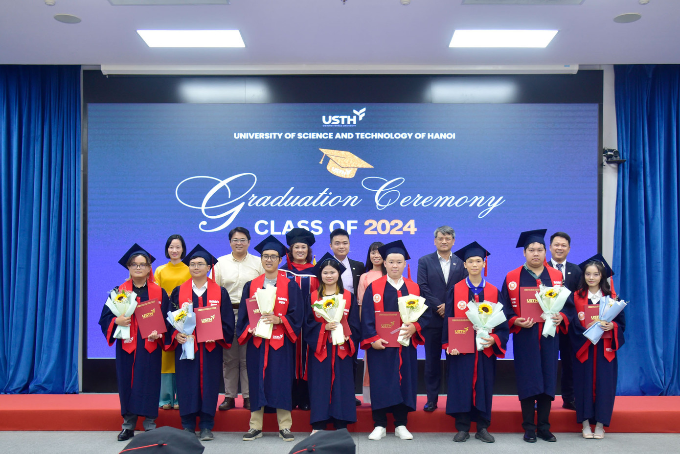 Ảnh Phương Mai tốt nghiệp (đứng thứ 4 từ trái sang, hàng đầu tiên). Ảnh Phương Mai tốt nghiệp (đứng thứ 4 từ trái sang, hàng đầu tiên).