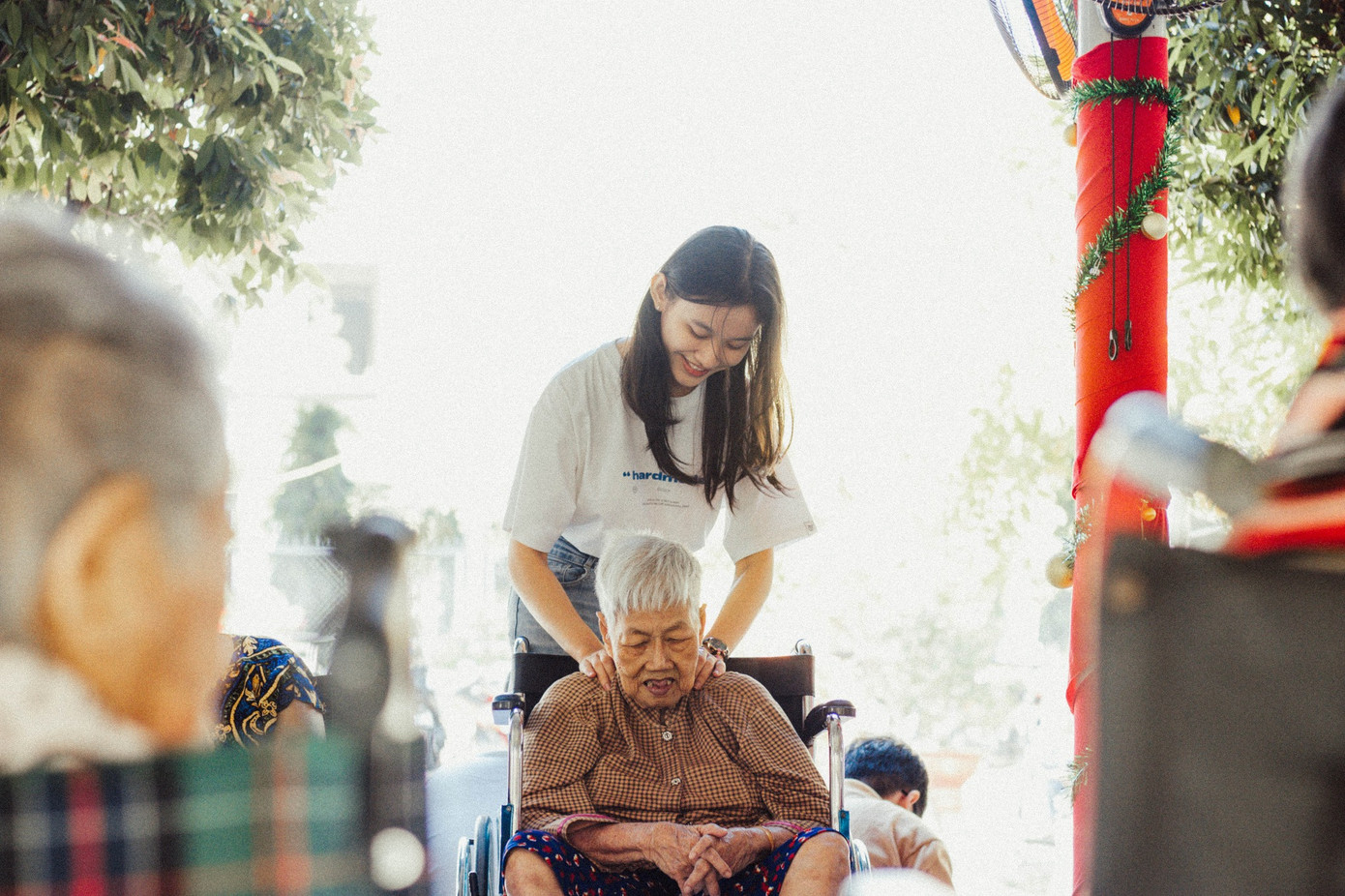 Hiếu Ngân là tình nguyện viên Trung tâm Dưỡng lão Vinh Sơn 2022.