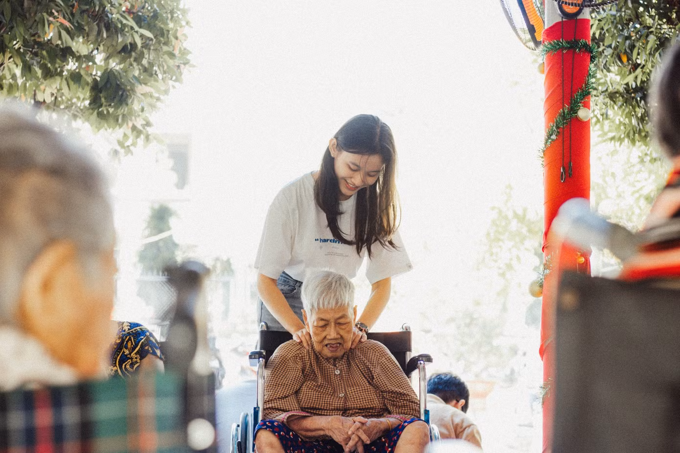 Hiếu Ngân là tình nguyện viên Trung tâm Dưỡng lão Vinh Sơn 2022. Hiếu Ngân là tình nguyện viên Trung tâm Dưỡng lão Vinh Sơn 2022.
