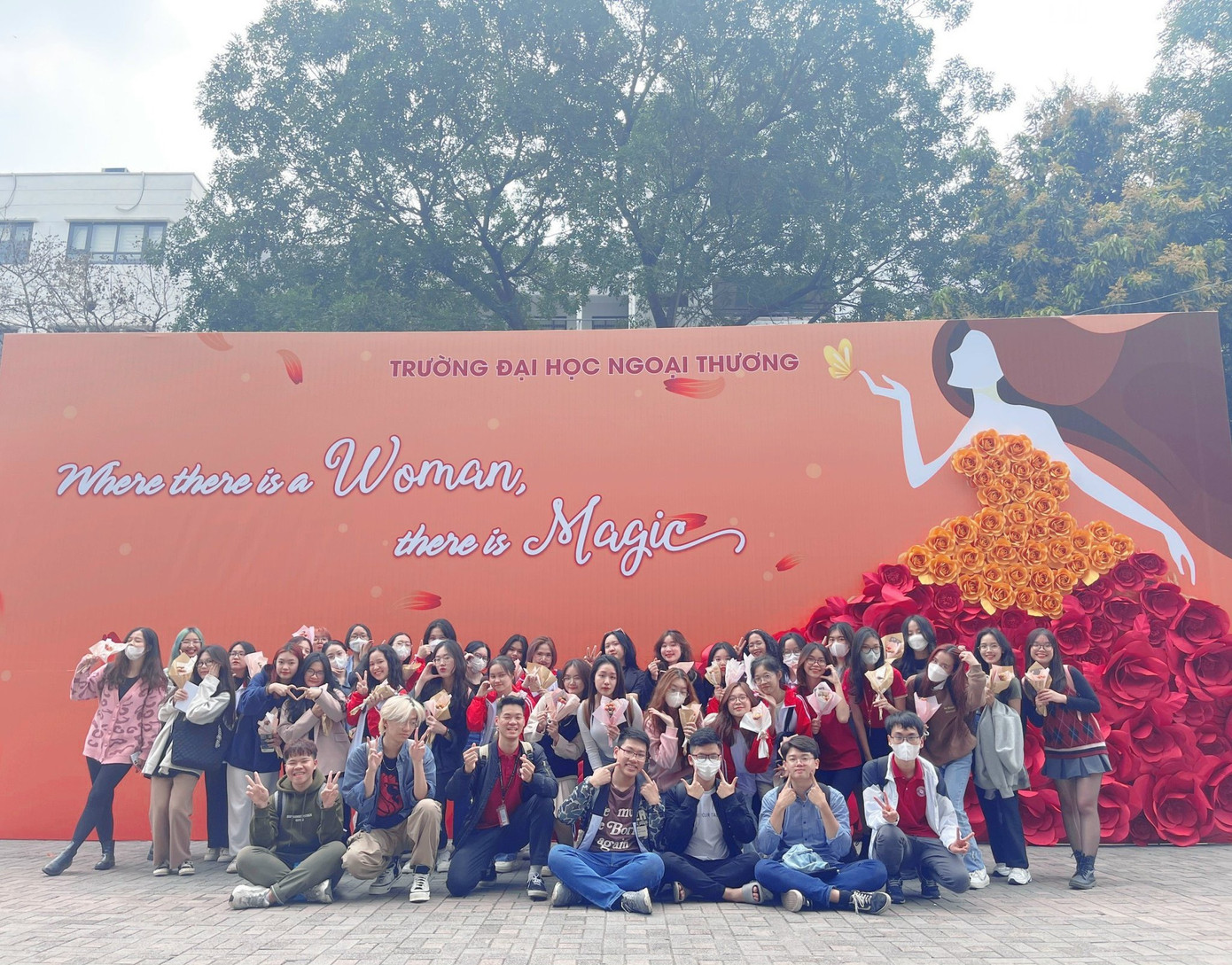 Thành Đạt cùng các bạn sinh viên khoa tiếng Anh Thương mại. Thành Đạt cùng các bạn sinh viên khoa tiếng Anh Thương mại.