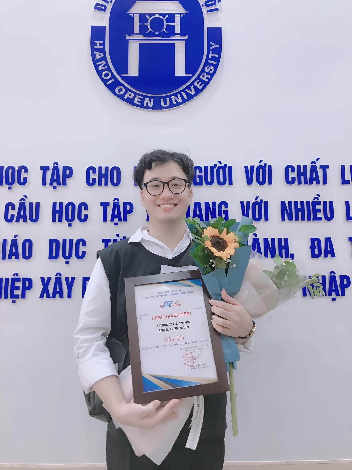 Đình Long đạt giải Ba cuộc thi HOU SV Startup năm 2021. Đình Long đạt giải Ba cuộc thi HOU SV Startup năm 2021.