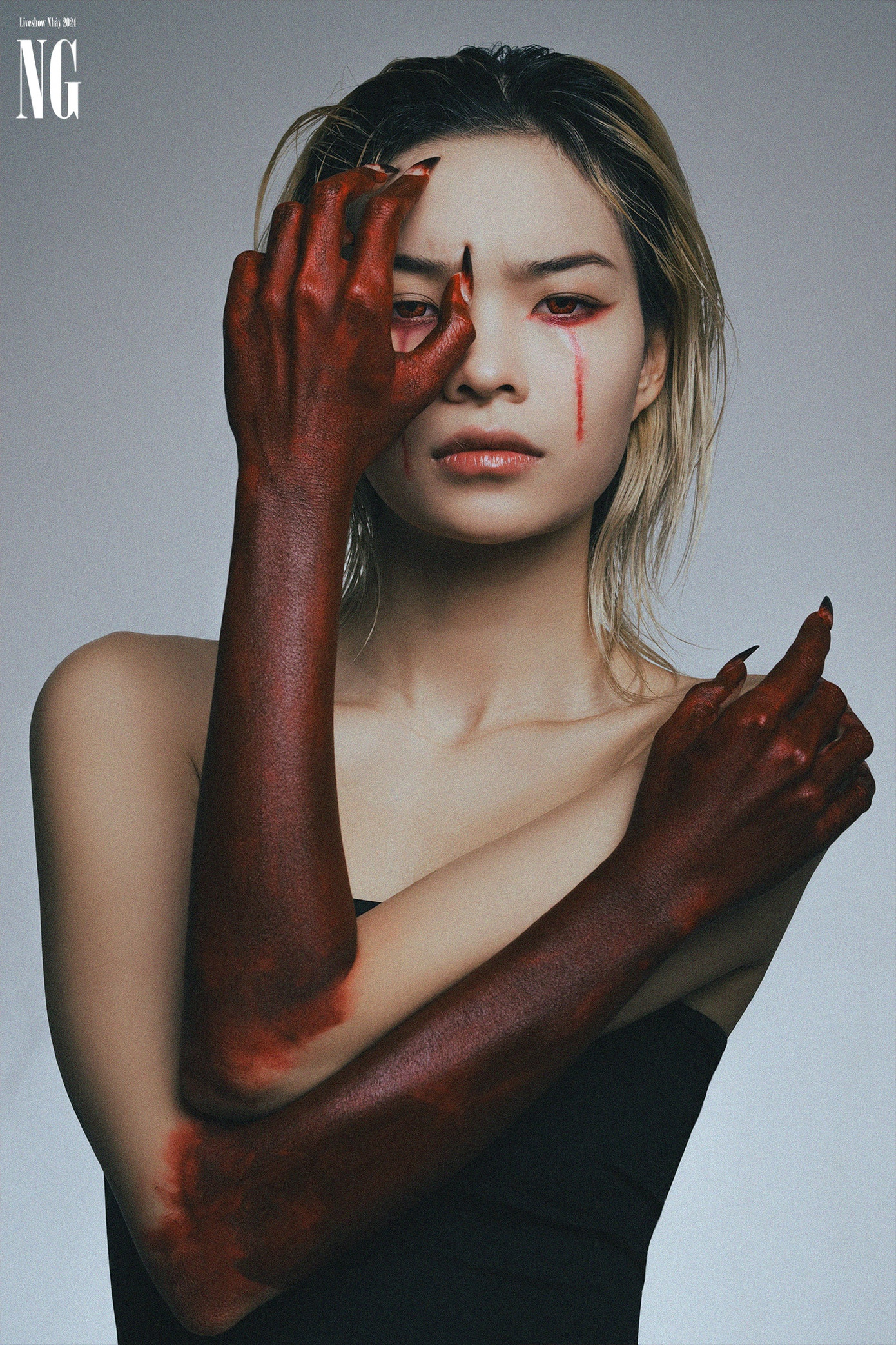 Trầm mặc trong việc tìm kiếm câu trả lời để thoát khỏi vũng lầy của sự giả dối, họ cảm thấy bất lực khi nhận ra rằng thực tế không thể thay đổi.