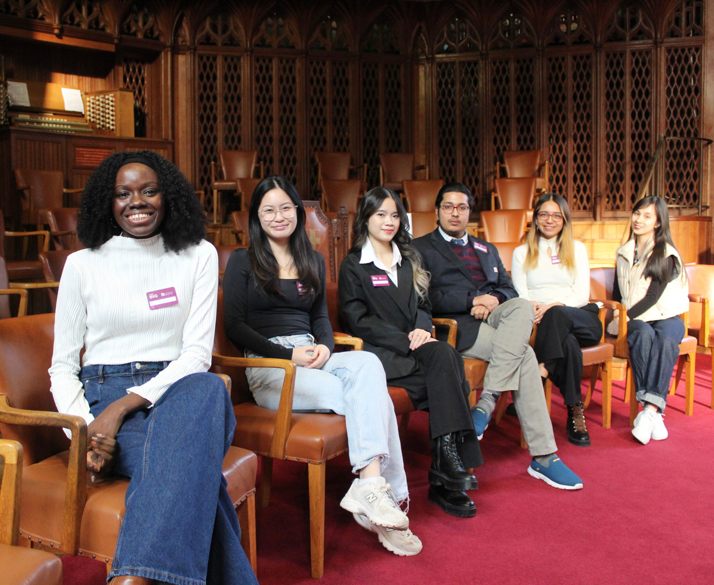 Thúy Hằng chụp ảnh cùng các thành viên Đại sứ Học bổng Quốc tế khác (ảnh chụp bao gồm 6/8 Đại sứ Học bổng Quốc tế năm 2024).