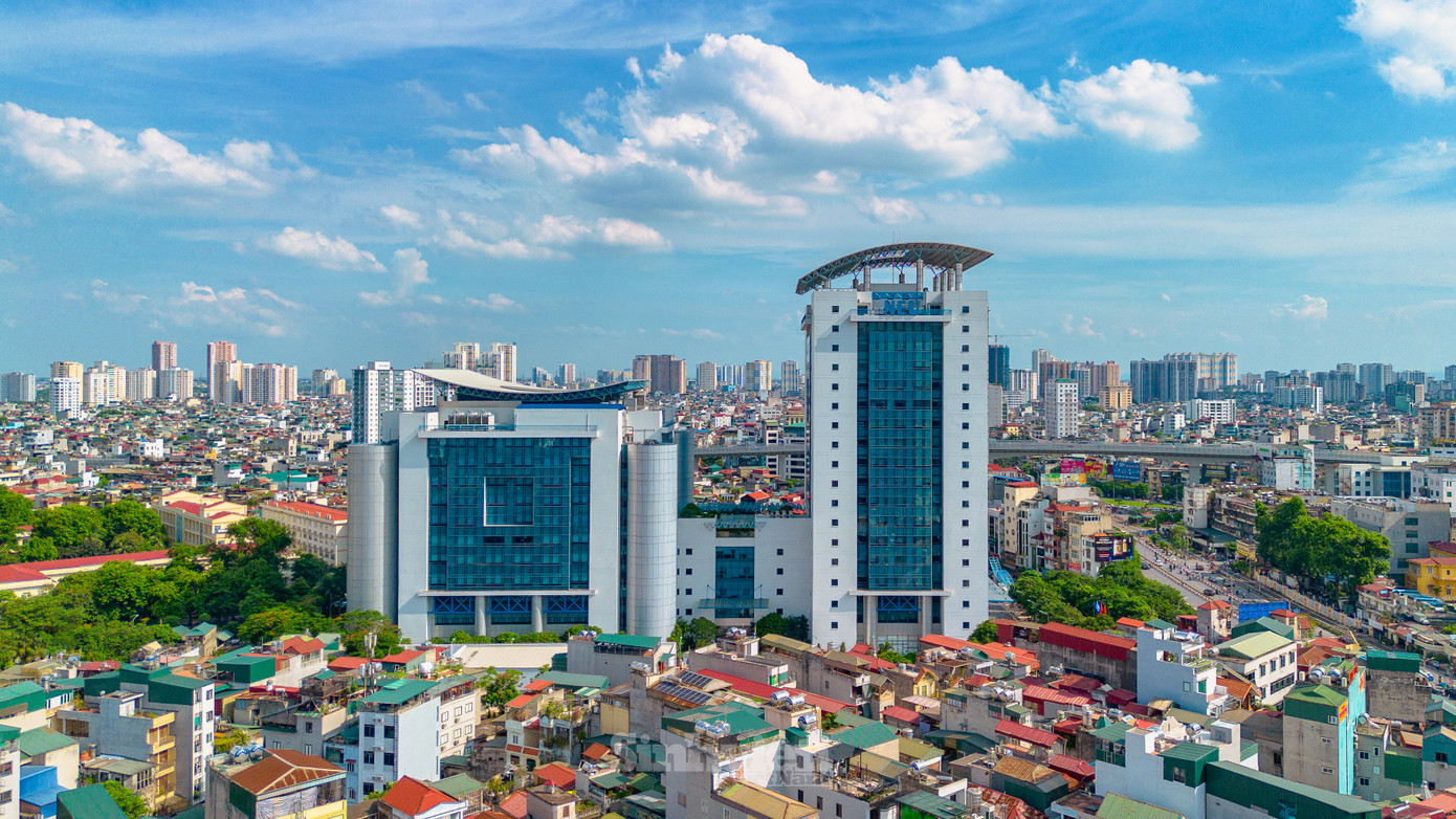 "Toà nhà thế kỷ" Trường Đại học Kinh tế Quốc dân là tổ hợp công trình hoành tráng với những khu giảng đường lớn, thư viện và khối nhà hành chính. Toà nhà có tổng số lên tới 147 phòng chức năng, 6 phòng hội thảo, 96 phòng làm việc và 17 thang máy.