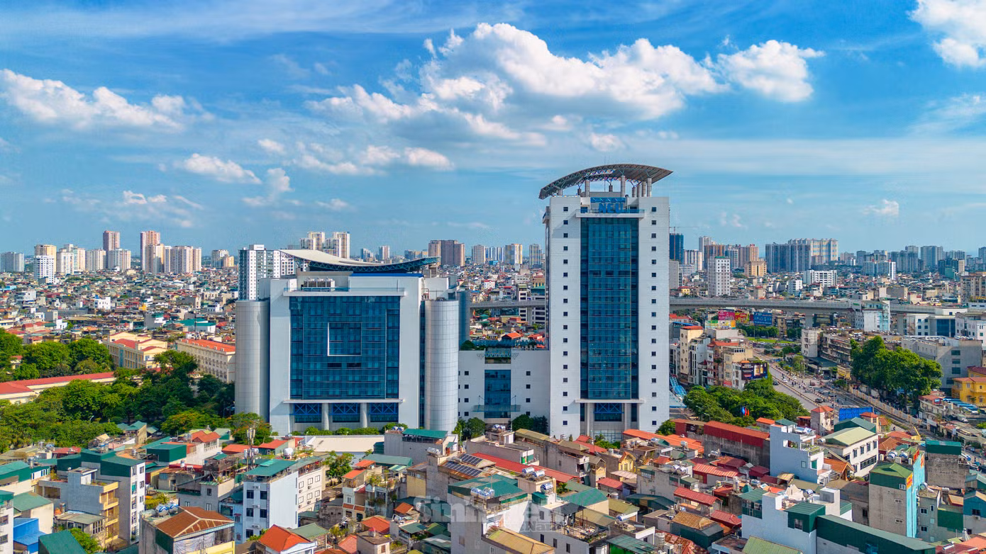 "Toà nhà thế kỷ" Trường Đại học Kinh tế Quốc dân là tổ hợp công trình hoành tráng với những khu giảng đường lớn, thư viện và khối nhà hành chính. Toà nhà có tổng số lên tới 147 phòng chức năng, 6 phòng hội thảo, 96 phòng làm việc và 17 thang máy.