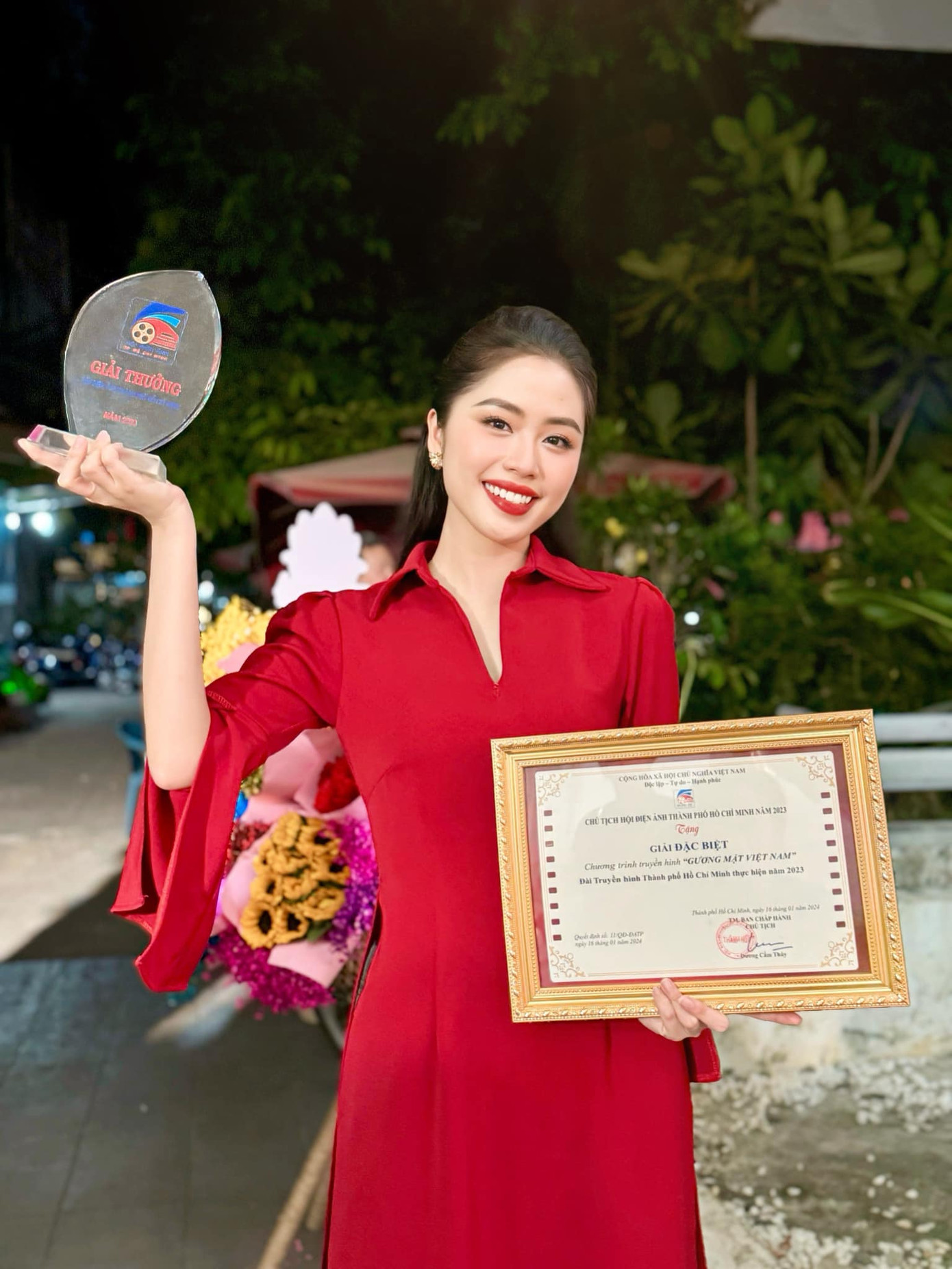 Nữ Biên tập viên genZ nhận giải thưởng của Hội Điện ảnh TP.HCM với chương trình Gương mặt Việt Nam. Nữ Biên tập viên genZ nhận giải thưởng của Hội Điện ảnh TP.HCM với chương trình Gương mặt Việt Nam.