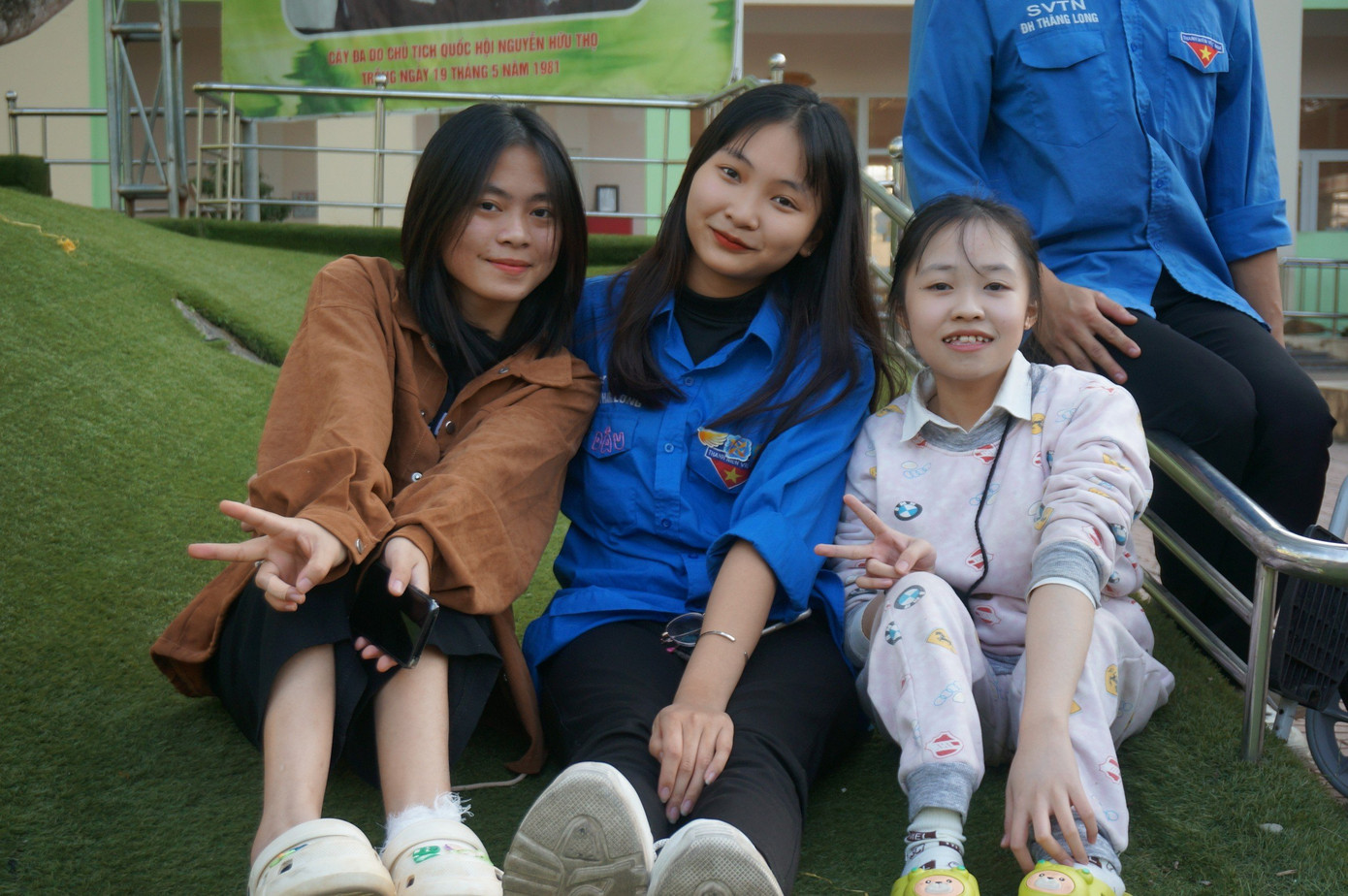 Hải Anh chụp ảnh cùng các bạn nhỏ tại Trung tâm Thụy An, nơi các em đang được chăm sóc và phục hồi.