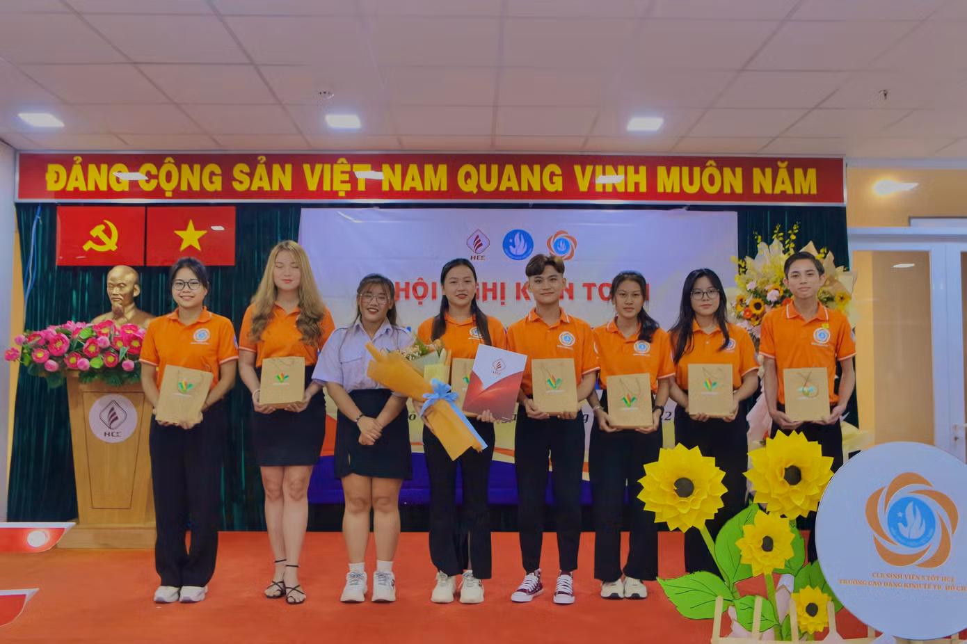 Trung Hậu là một sinh viên có nguồn năng lượng tích cực. Trung Hậu là một sinh viên có nguồn năng lượng tích cực.