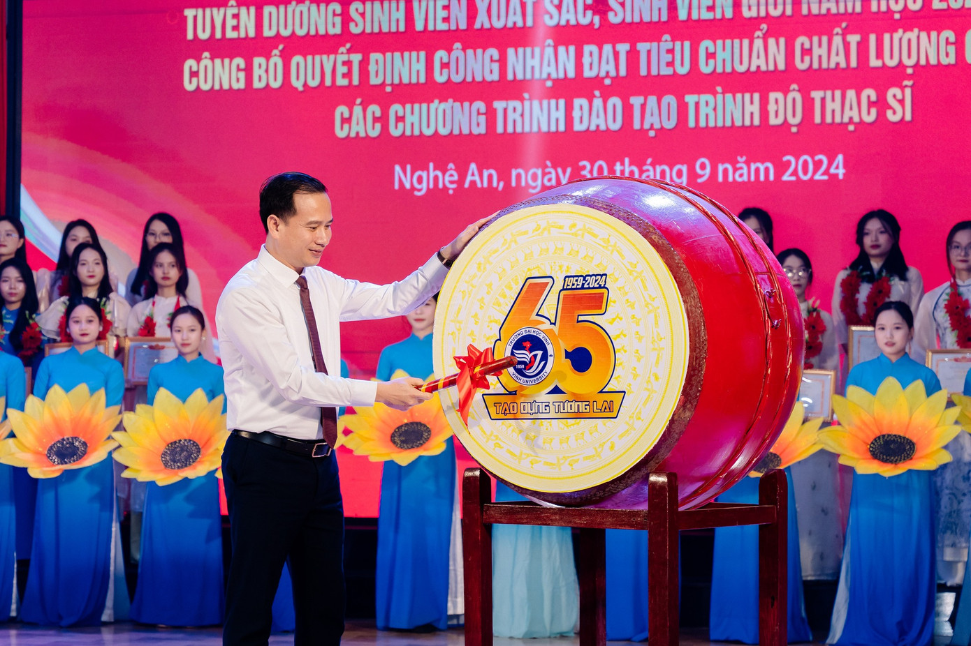 GS. TS Nguyễn Huy Bằng đánh trống khai giảng khóa đào tạo thứ 65. GS. TS Nguyễn Huy Bằng đánh trống khai giảng khóa đào tạo thứ 65.