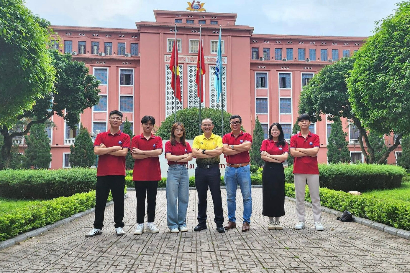 GS. TS. Nguyễn Trung Việt, Phó Hiệu trưởng trường Đại học Thuỷ lợi, đến động viên nhóm trước khi tham dự vòng chung kết SV-STARTUP. GS. TS. Nguyễn Trung Việt, Phó Hiệu trưởng trường Đại học Thuỷ lợi, đến động viên nhóm trước khi tham dự vòng chung kết SV-STARTUP.