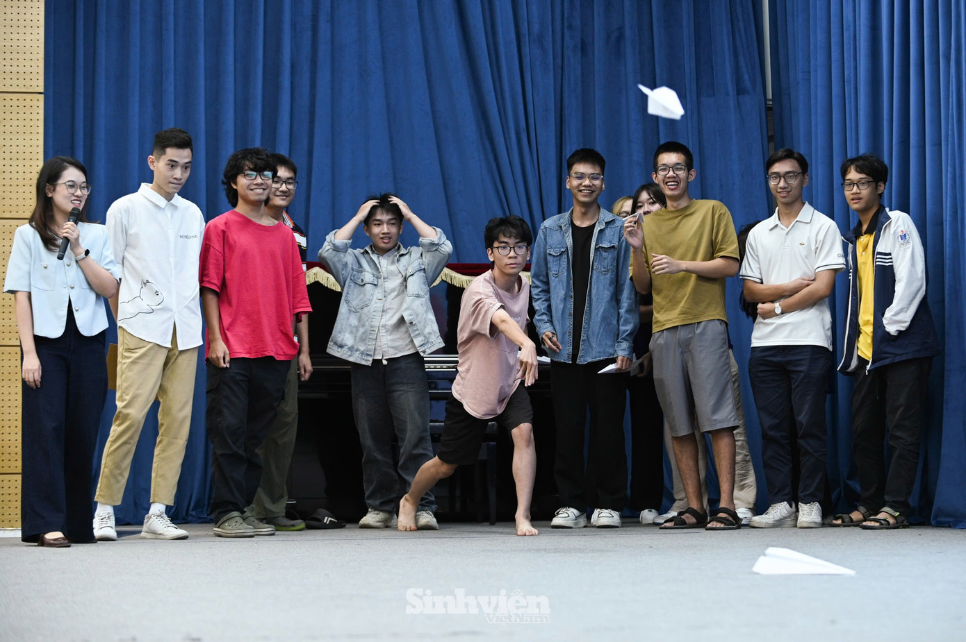 ThS Doãn Thị Thảo Linh lý giải "Tư duy linh hoạt" qua trò chơi tương tác, vận động cùng sinh viên. ThS Doãn Thị Thảo Linh lý giải "Tư duy linh hoạt" qua trò chơi tương tác, vận động cùng sinh viên.