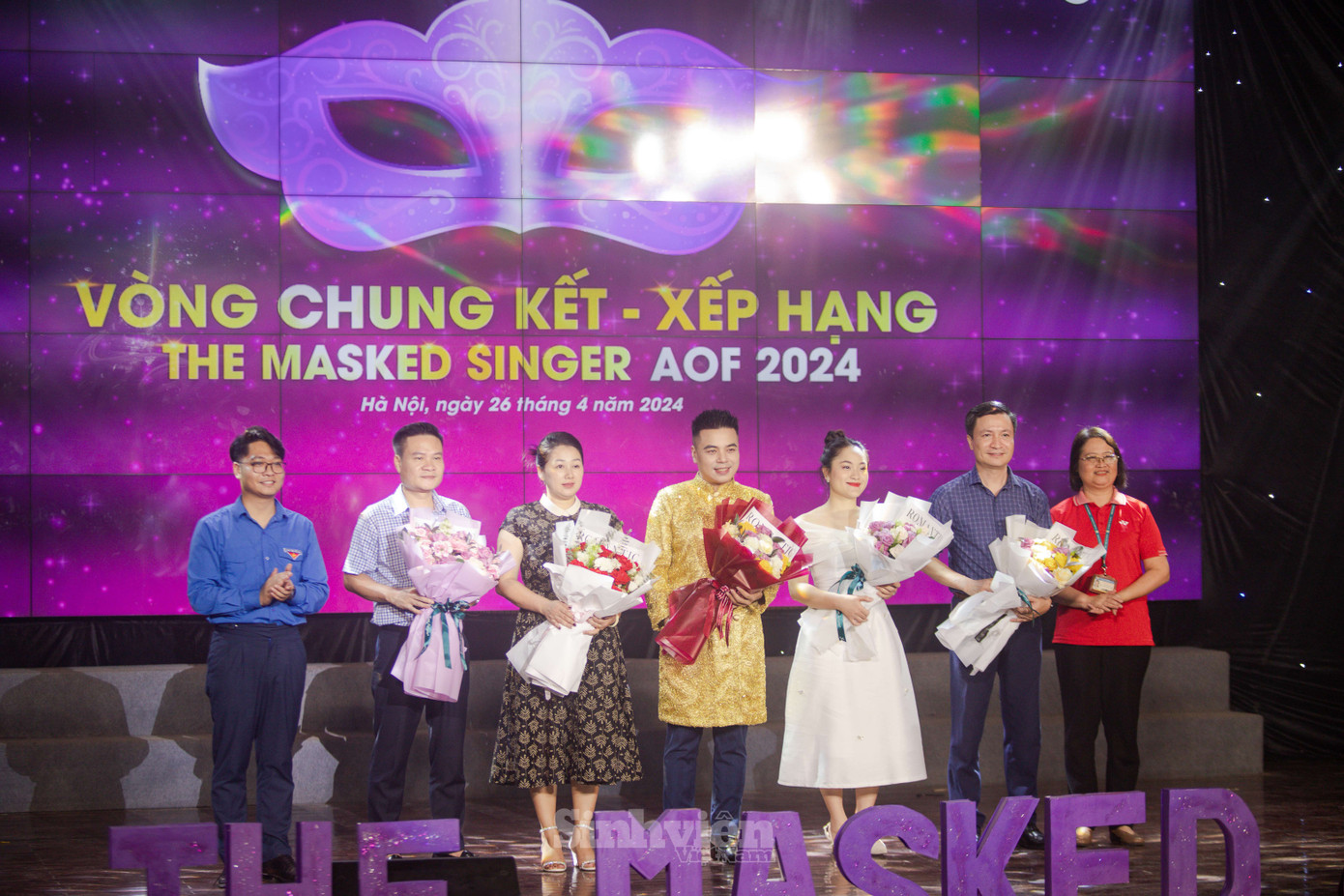 NGƯT, PGS. TS Trương Thị Thủy - Phó Bí thư Đảng ủy, Phó Giám đốc Học viện cùng anh Tạ Đình Hoà - Uỷ viên BTV Thành đoàn Hà Nội - Bí thư Đoàn Thanh niên Học viện Tài chính tặng hoa cảm ơn hội đồng Ban Giám khảo: NSƯT. Hoàng Tùng - Giải Nhất Sao Mai 2003; nhạc sĩ Đoàn Nguyên Hiếu - Trung tâm Phát thanh - Truyền hình Quân đội; biên đạo múa Lê Như - Trường Đại học Sân khấu điện ảnh Hà Nội; ca sĩ Châu Á David Le - Chủ tịch tập đoàn DAVID LE GROUP; ca sĩ Thu Lương - Giải Nhất Sao Mai Khu vực Miền Trung - Tây Nguyên 2022.