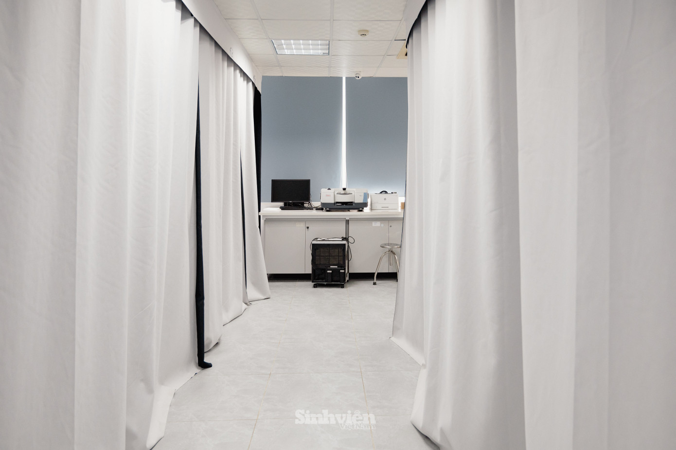 Phòng thiết bị quang học quang phổ. Phòng thiết bị quang học quang phổ.