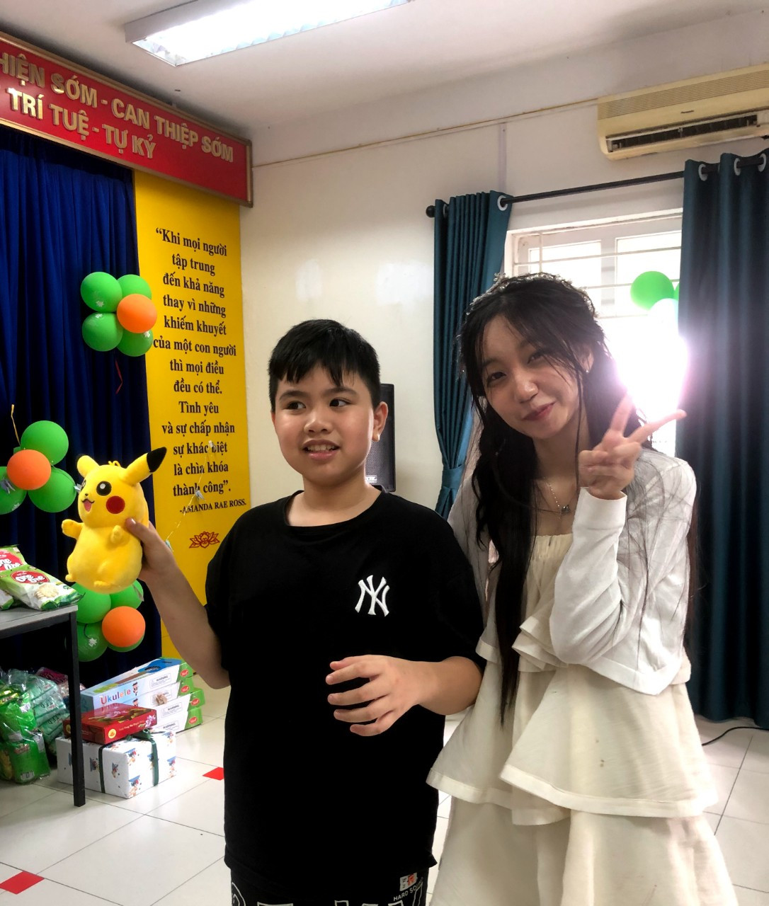 Hà Nhi trong một hoạt động từ thiện thuộc dự án tâm lý học Staying Human.