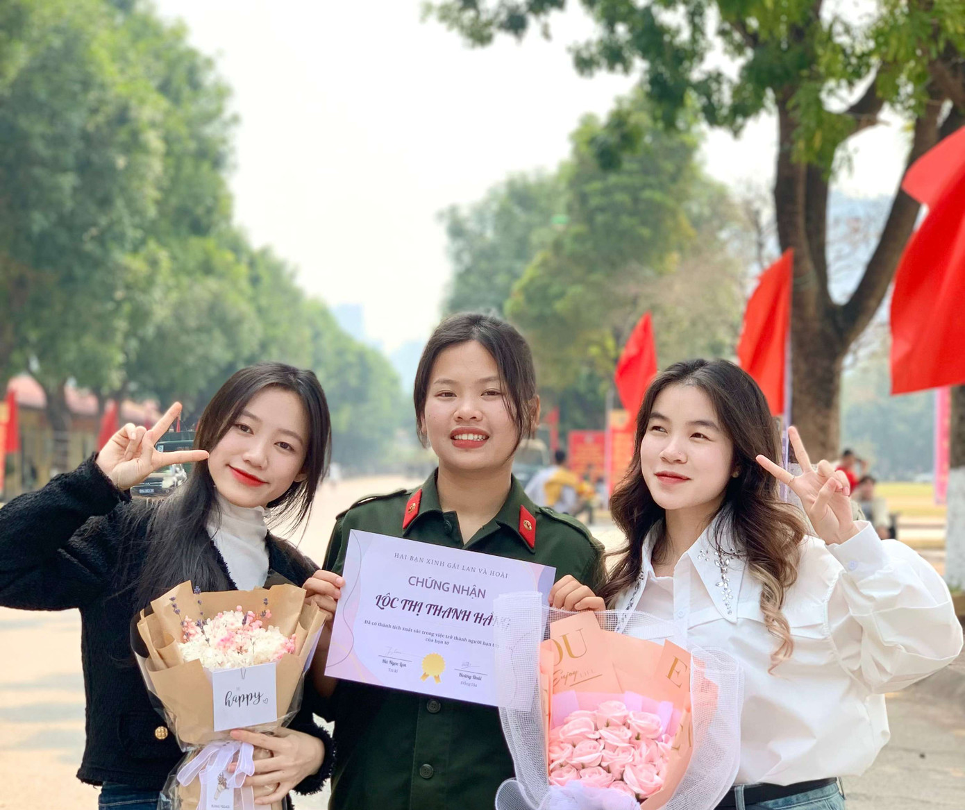 Hoàng Thị Hoài đi dự lễ Bế giảng Huấn luyện đầu khoá của người bạn luôn bên cạnh động viên Hoài. Hoàng Thị Hoài đi dự lễ Bế giảng Huấn luyện đầu khoá của người bạn luôn bên cạnh động viên Hoài.