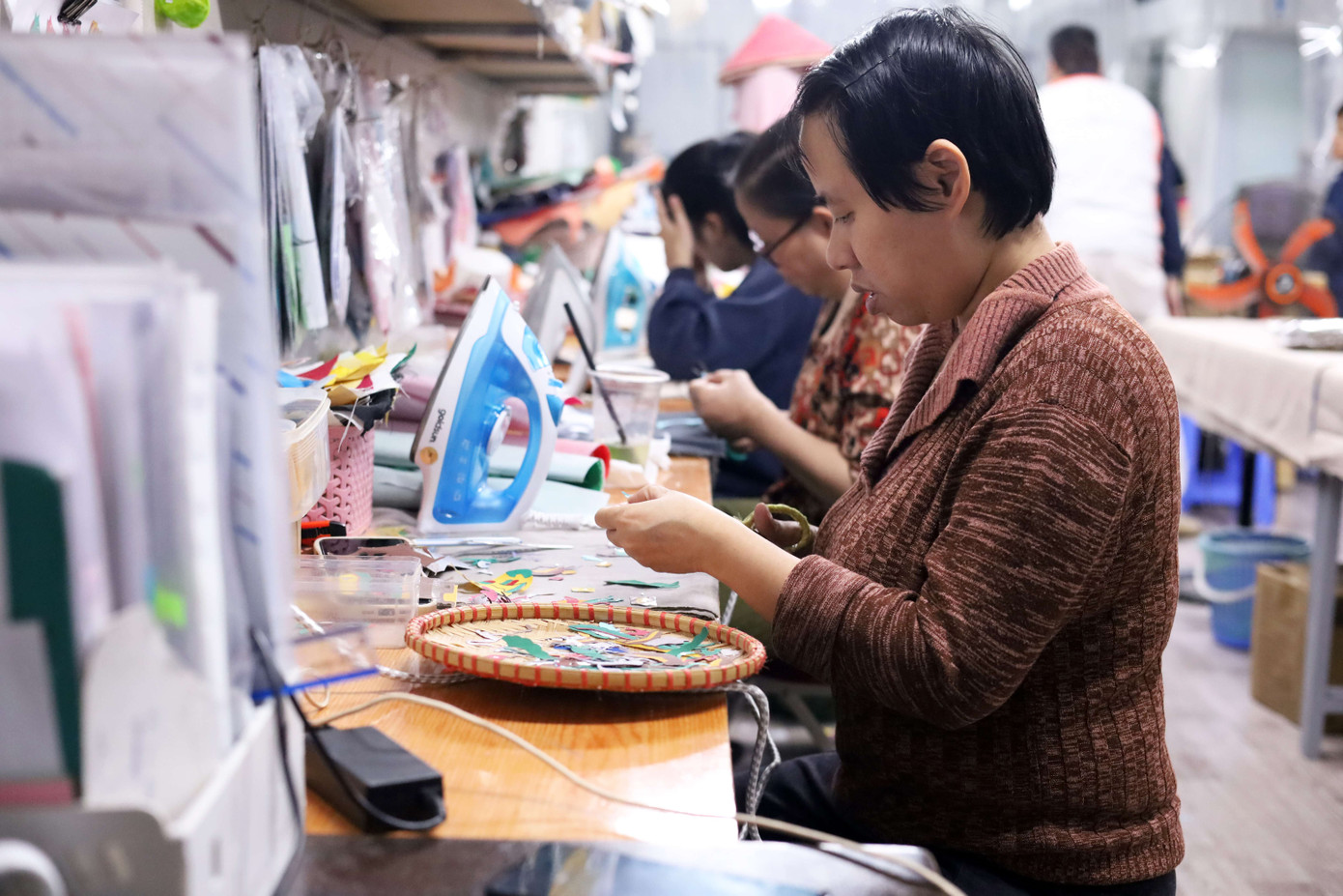 Người trẻ khuyết tật tập trung làm việc tại HTX Vụn Art. Người trẻ khuyết tật tập trung làm việc tại HTX Vụn Art.