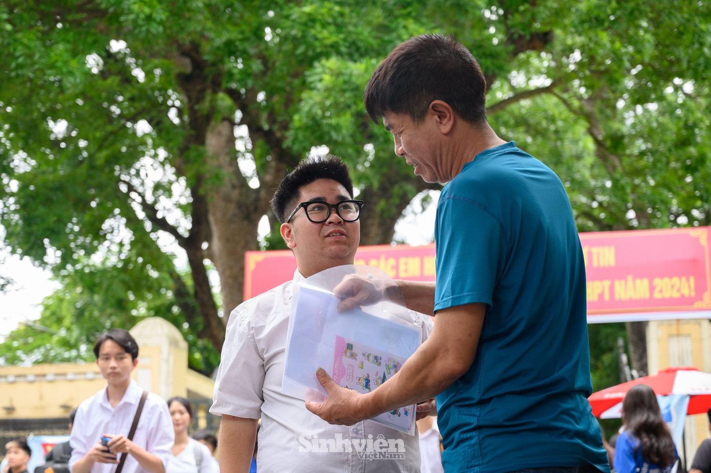 Nhiều phụ huynh sắp xếp lịch làm việc để đưa đón con trong những ngày thi, hy vọng con sẽ yên tâm hơn khi có bố mẹ đồng hành.