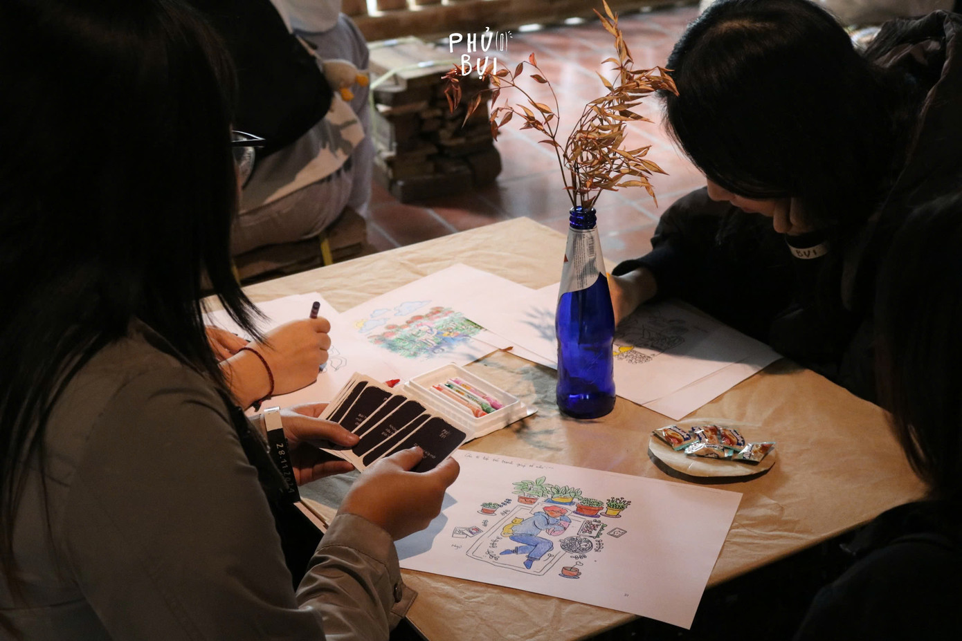 Các bạn trẻ với những cung bậc cảm xúc khác nhau tại không gian tương tác của triển lãm.