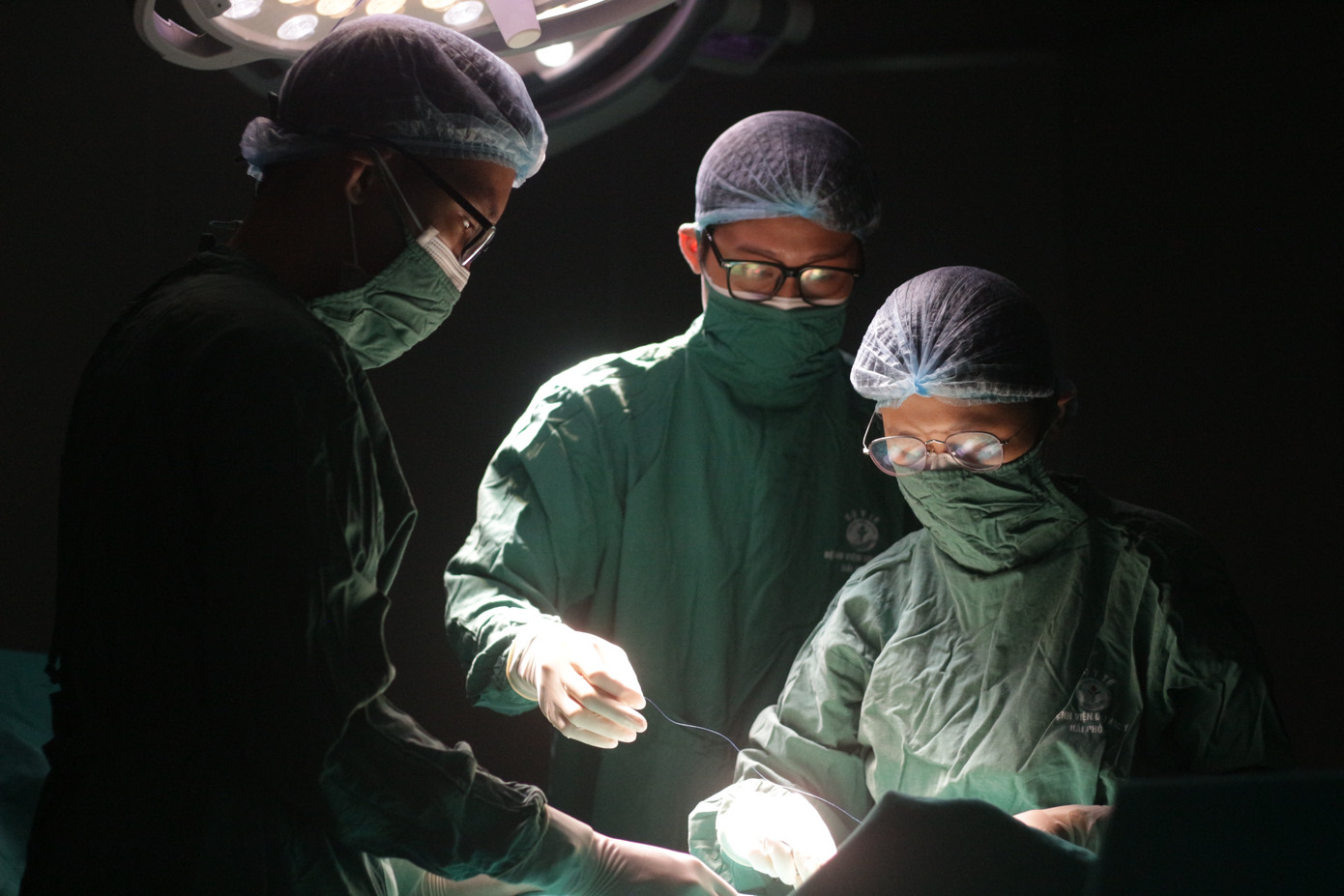 Xuân Tiến tham gia quay video phòng mổ. Xuân Tiến tham gia quay video phòng mổ.