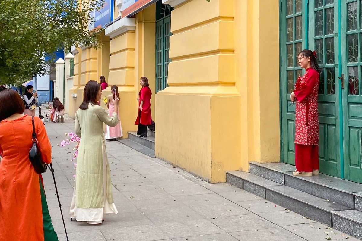 Trước cửa Bưu điện Trung tâm Hải Phòng ngày giáp Tết.