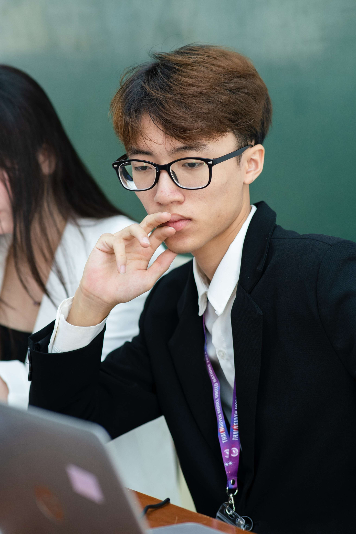 Trong không khí ngập tràn cờ đỏ sao vàng, nam sinh càng khát khao được góp một phần nhỏ sức trẻ của bản thân cho sự nghiệp bảo vệ và phát triển Tổ quốc.