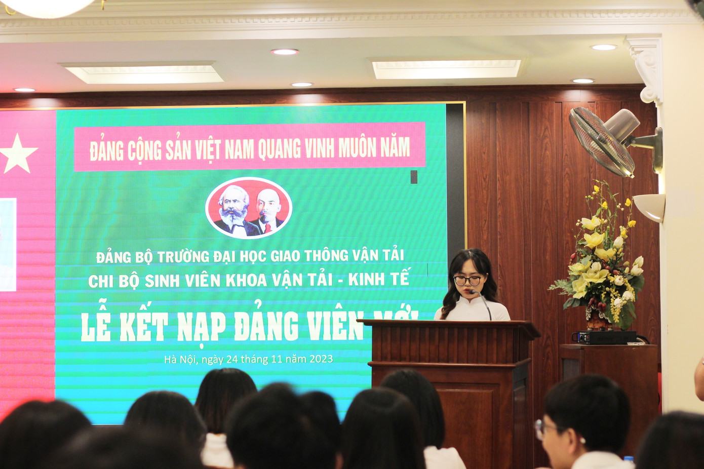 Phúc đại diện phát biểu tại Lễ Kết nạp Đảng viên mới.