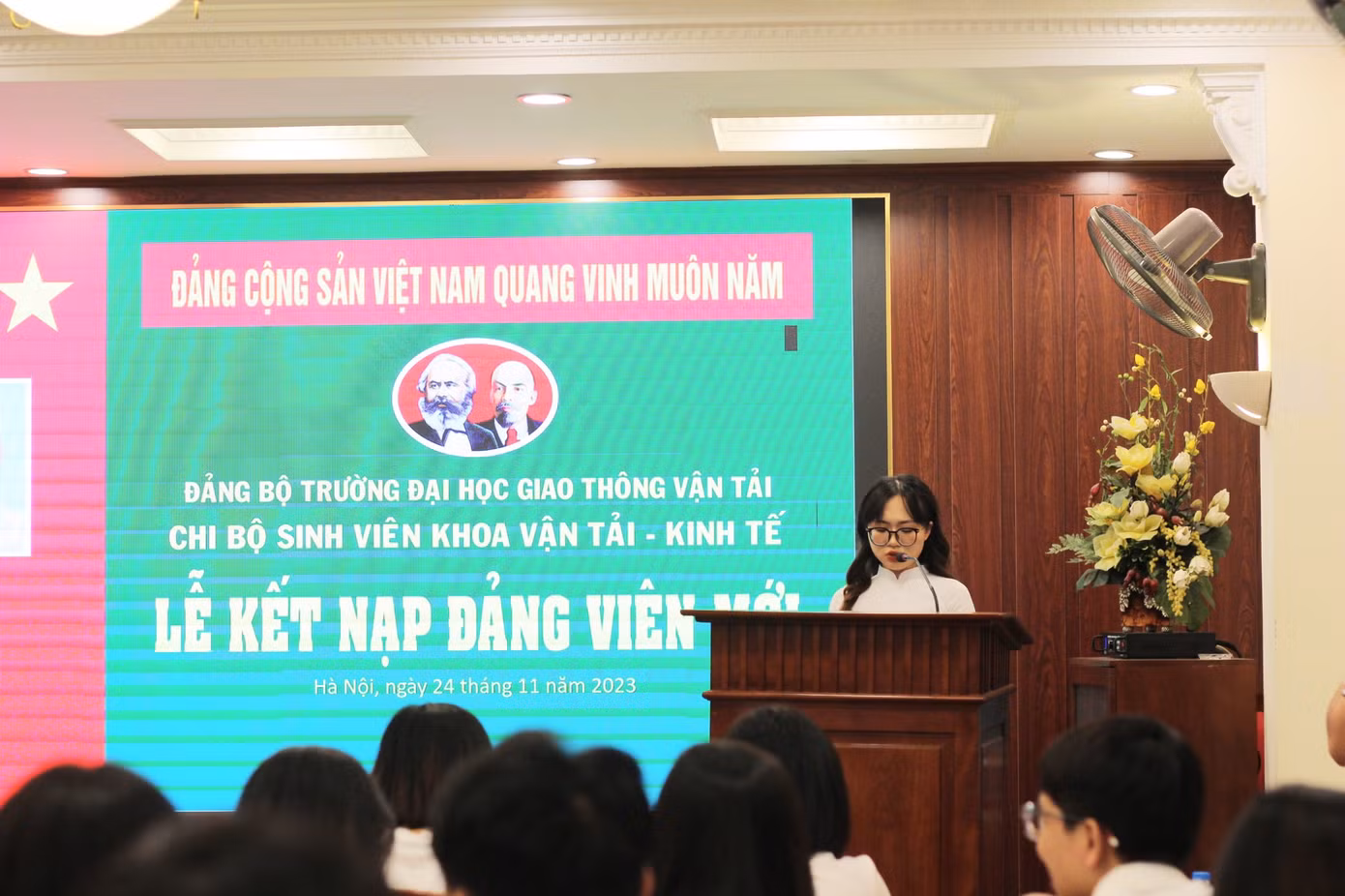 Phúc đại diện phát biểu tại Lễ Kết nạp Đảng viên mới.