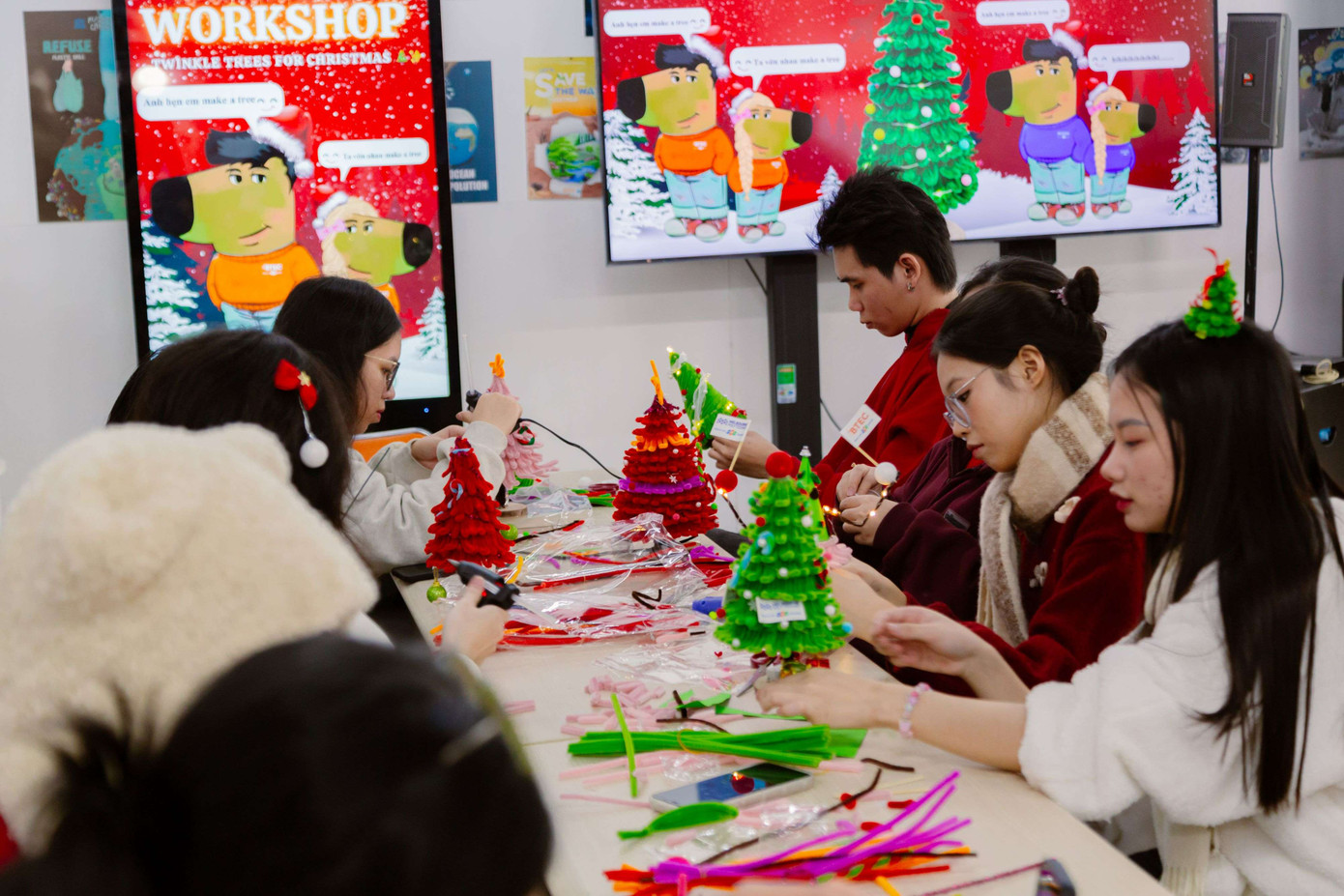 Sinh viên trải nghiệm Workshop làm cây thông bằng kẽm nhung để dành tặng cho bạn bè và người thân. Sinh viên trải nghiệm Workshop làm cây thông bằng kẽm nhung để dành tặng cho bạn bè và người thân.