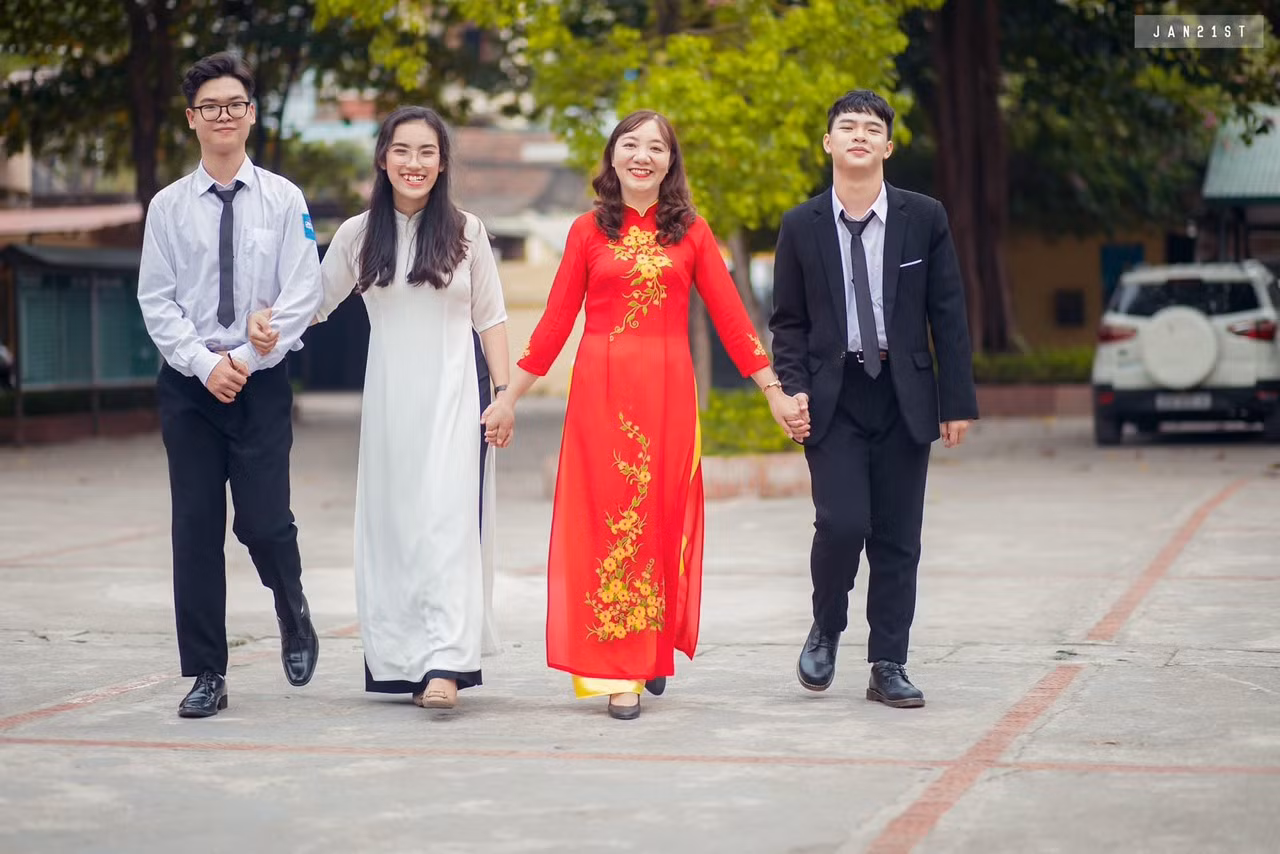 Uyên luôn được thầy cô yêu mến và là niềm tự hào của bạn bè.
